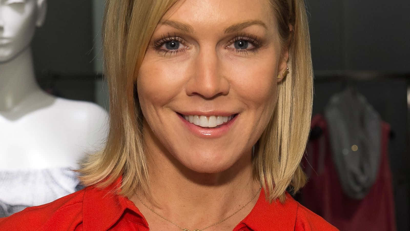 Jennie Garth, red blouse, mannequin, HD Desktop Wallpaper