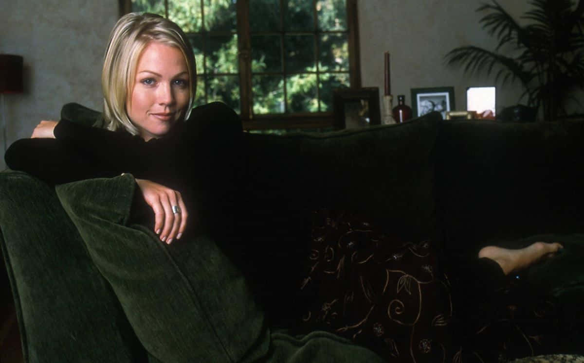 Jennie Garth, dark green velvet couch, dimly lit cozy living room, SD Desktop Wallpaper