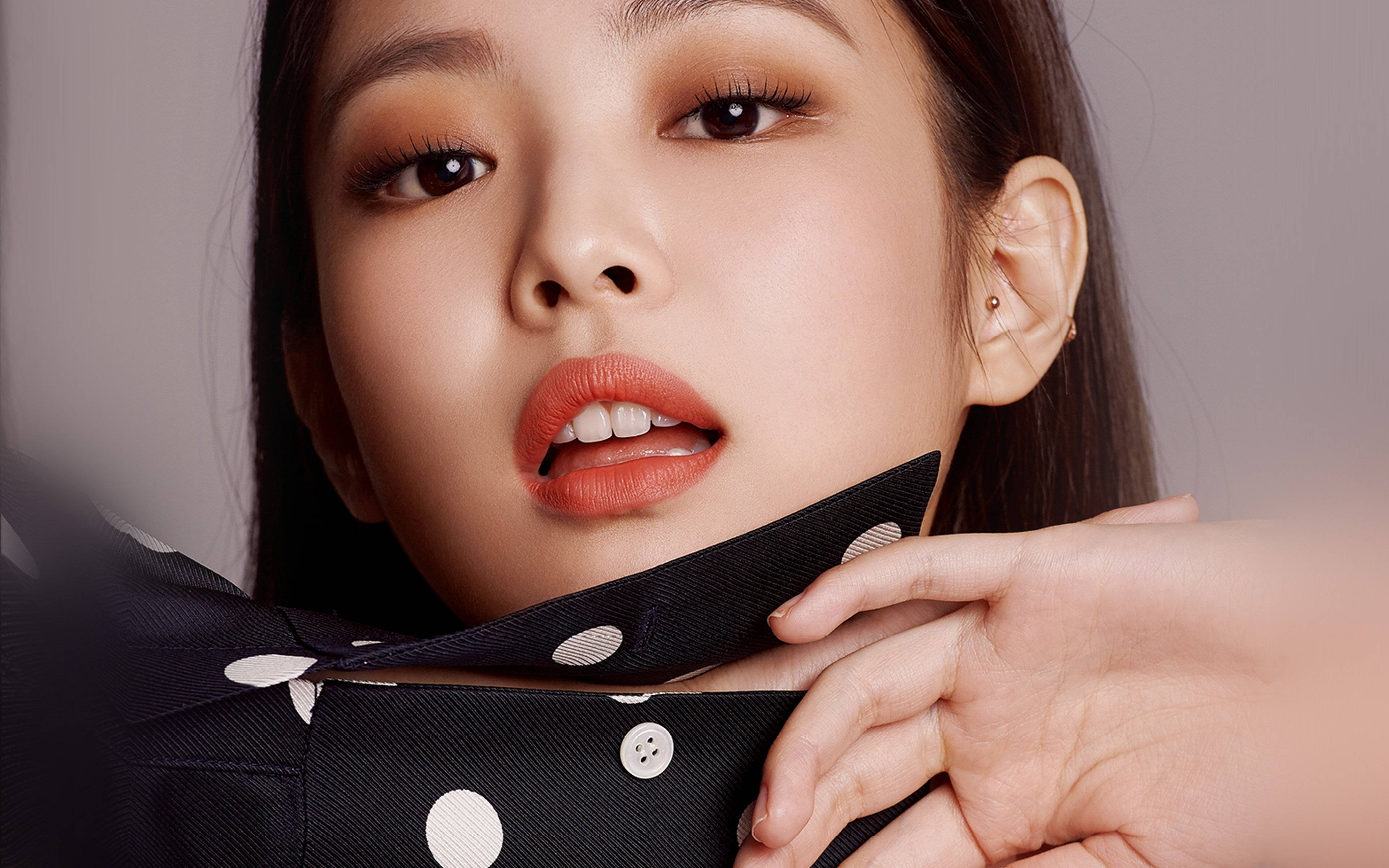 Jennie Kim, polka-dot blouse, soft gray background, 4K Desktop Wallpaper