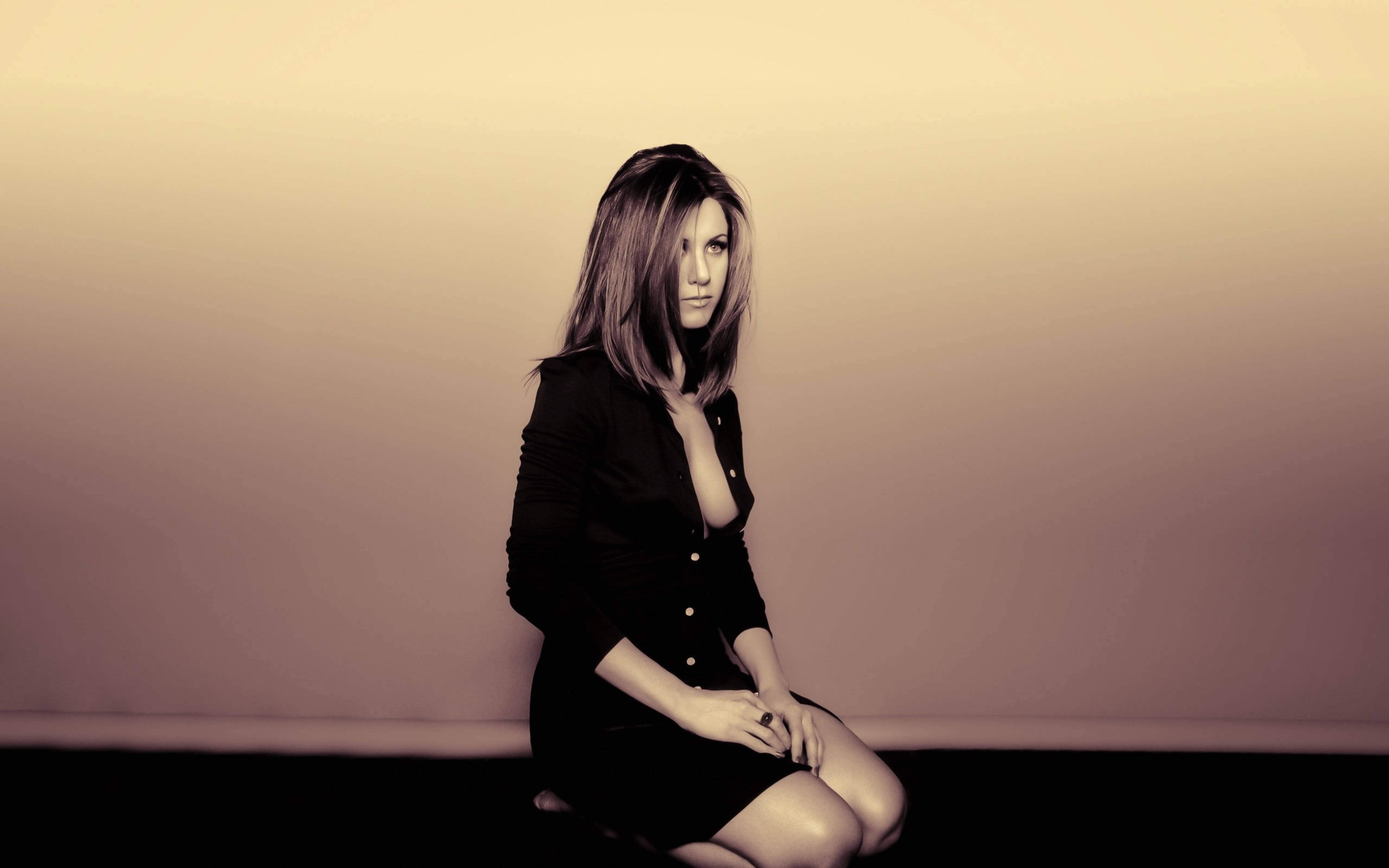 sepia, Jennifer Aniston, kneel pose, 5K Desktop Wallpaper