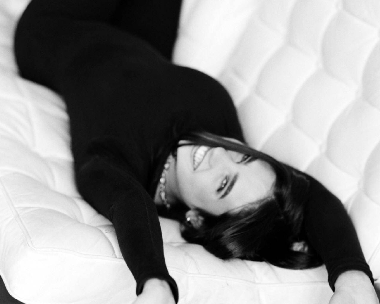 Jennifer Connelly, black, white tufted couch, HD Desktop Wallpaper