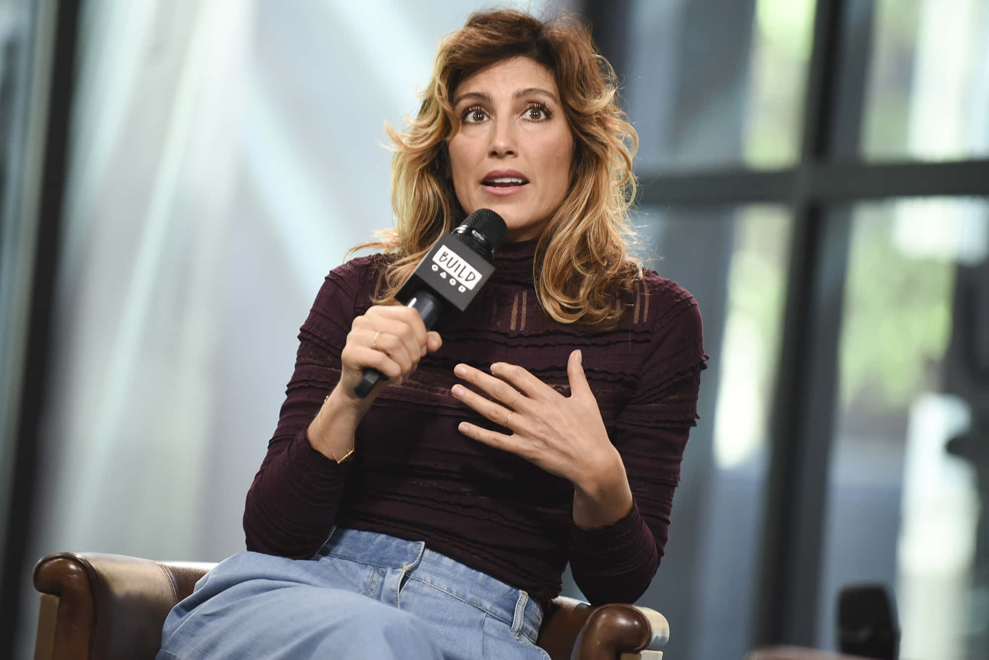 Jennifer Esposito, wavy blonde hair, leather chair, Full HD Desktop Wallpaper