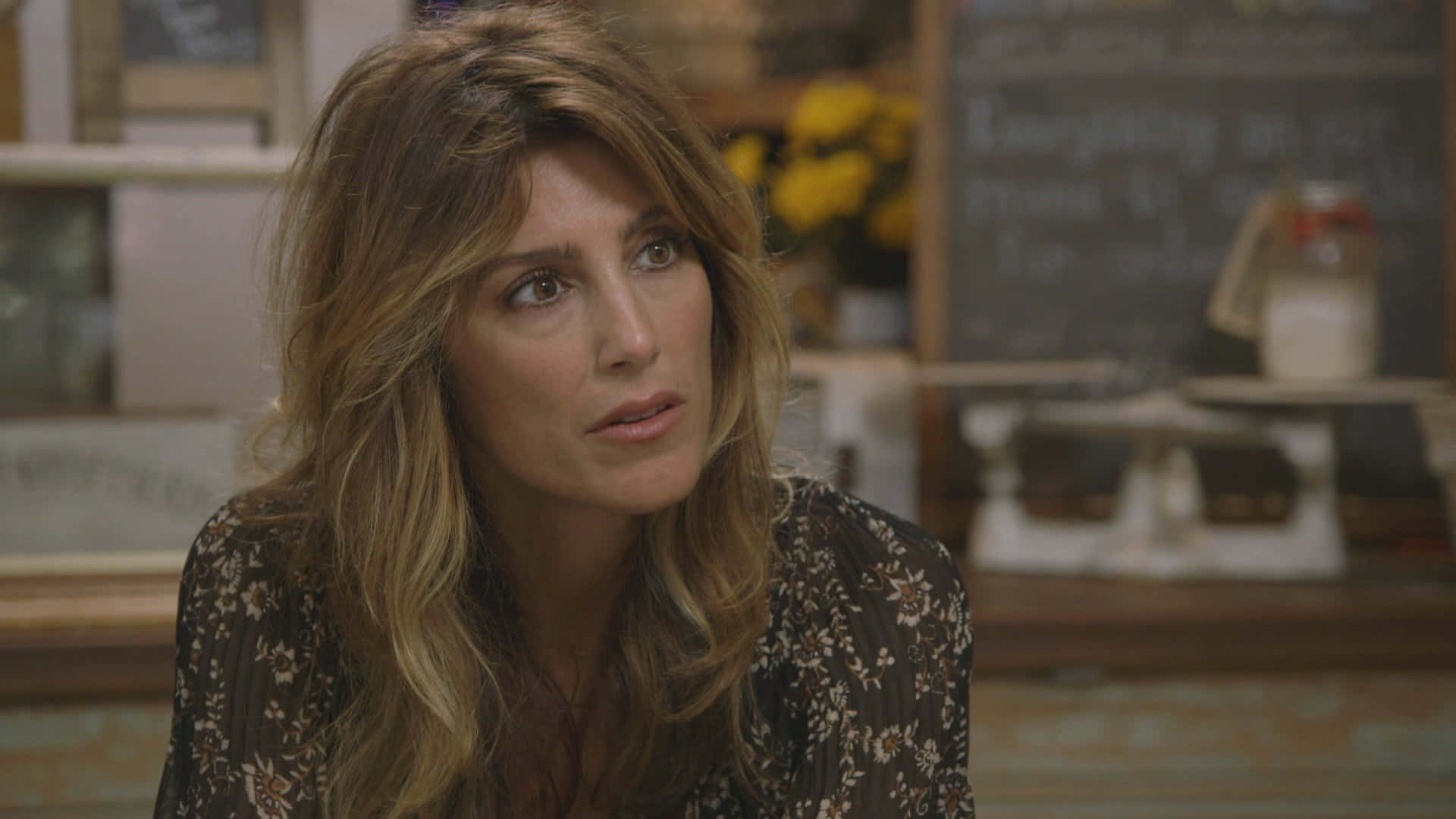 Jennifer Esposito, wavy blonde hair, floral top, Full HD Desktop Wallpaper