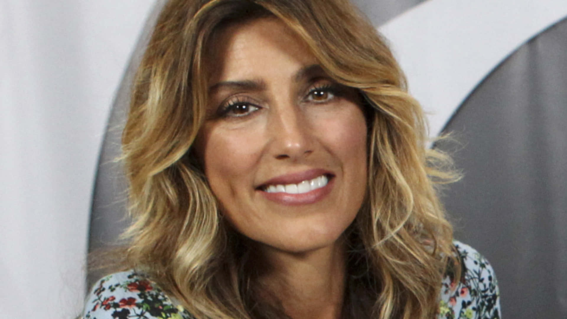 Jennifer Esposito, wavy blonde hair, floral top, Full HD Desktop Wallpaper