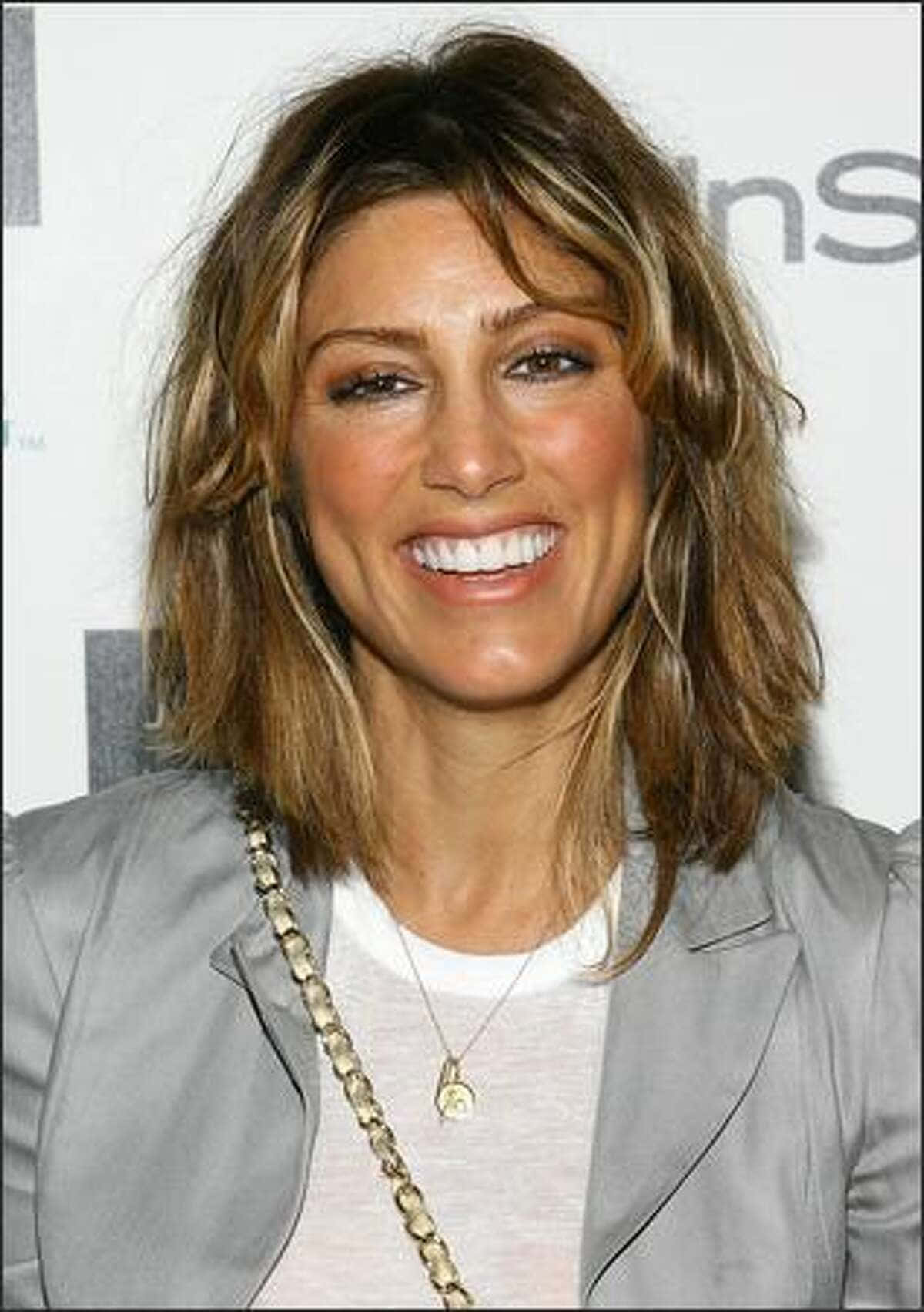 Jennifer Esposito, red wallpaper, gray jacket, HD Phone Wallpaper