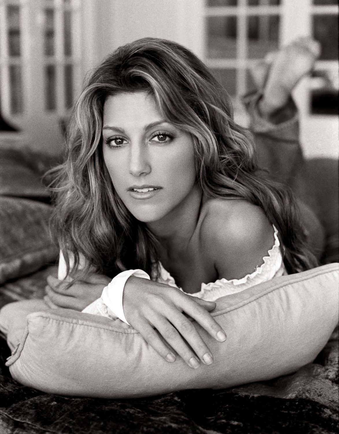 Jennifer Esposito, wavy hair, pillow, HD Phone Wallpaper
