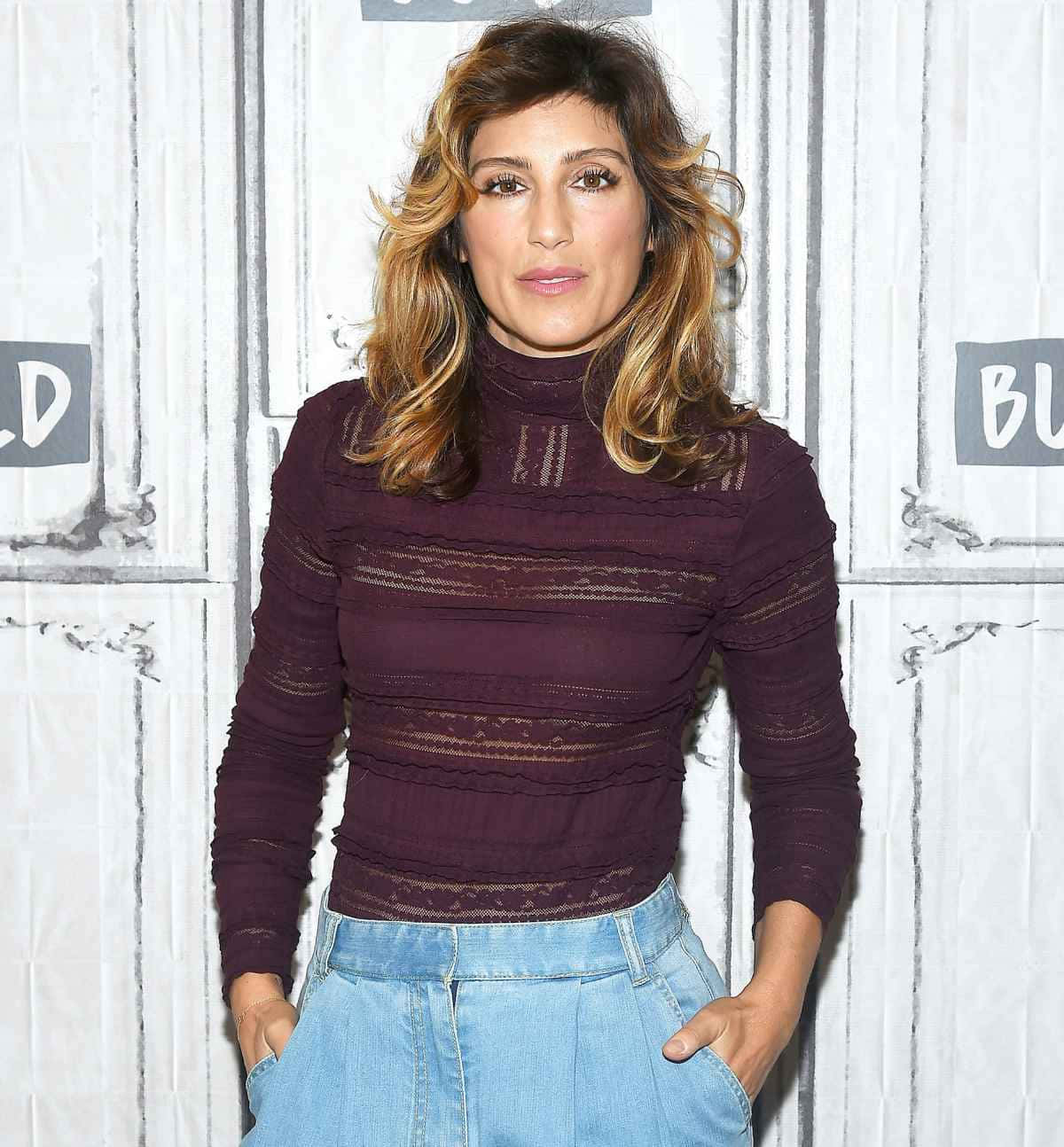 Jennifer Esposito, maroon lace top, light blue jeans, HD Phone Wallpaper