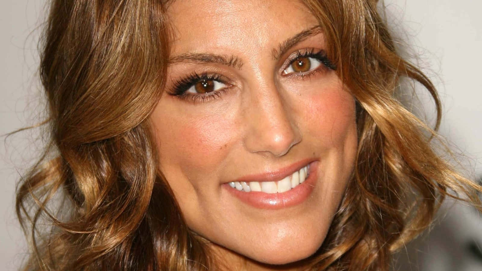Jennifer Esposito, wavy brown hair, bright makeup, HD Desktop Wallpaper
