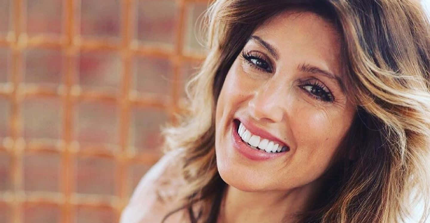 Jennifer Esposito, wavy blonde hair, warm-toned tiled background, HD Desktop Wallpaper