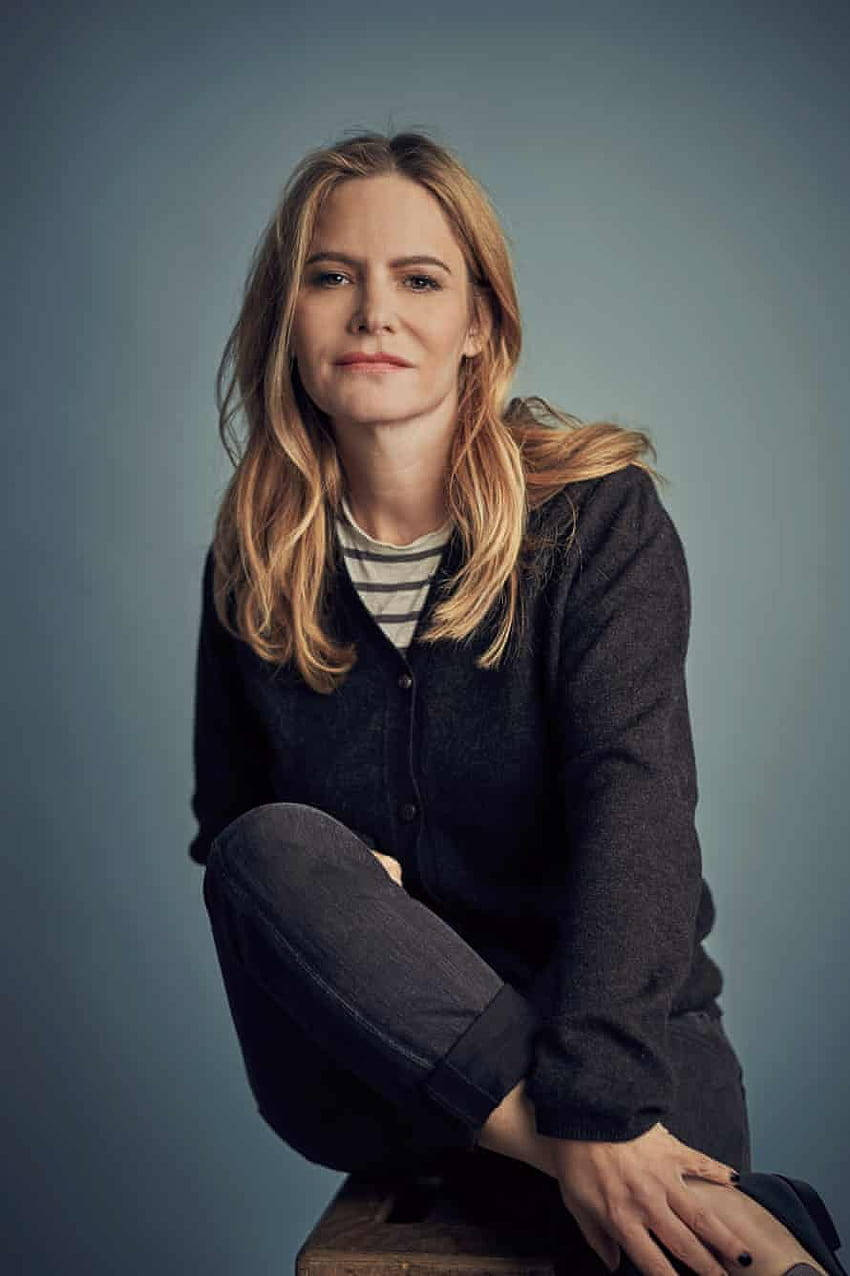 Jennifer Jason Leigh, blonde hair, wooden stool, SD Phone Wallpaper