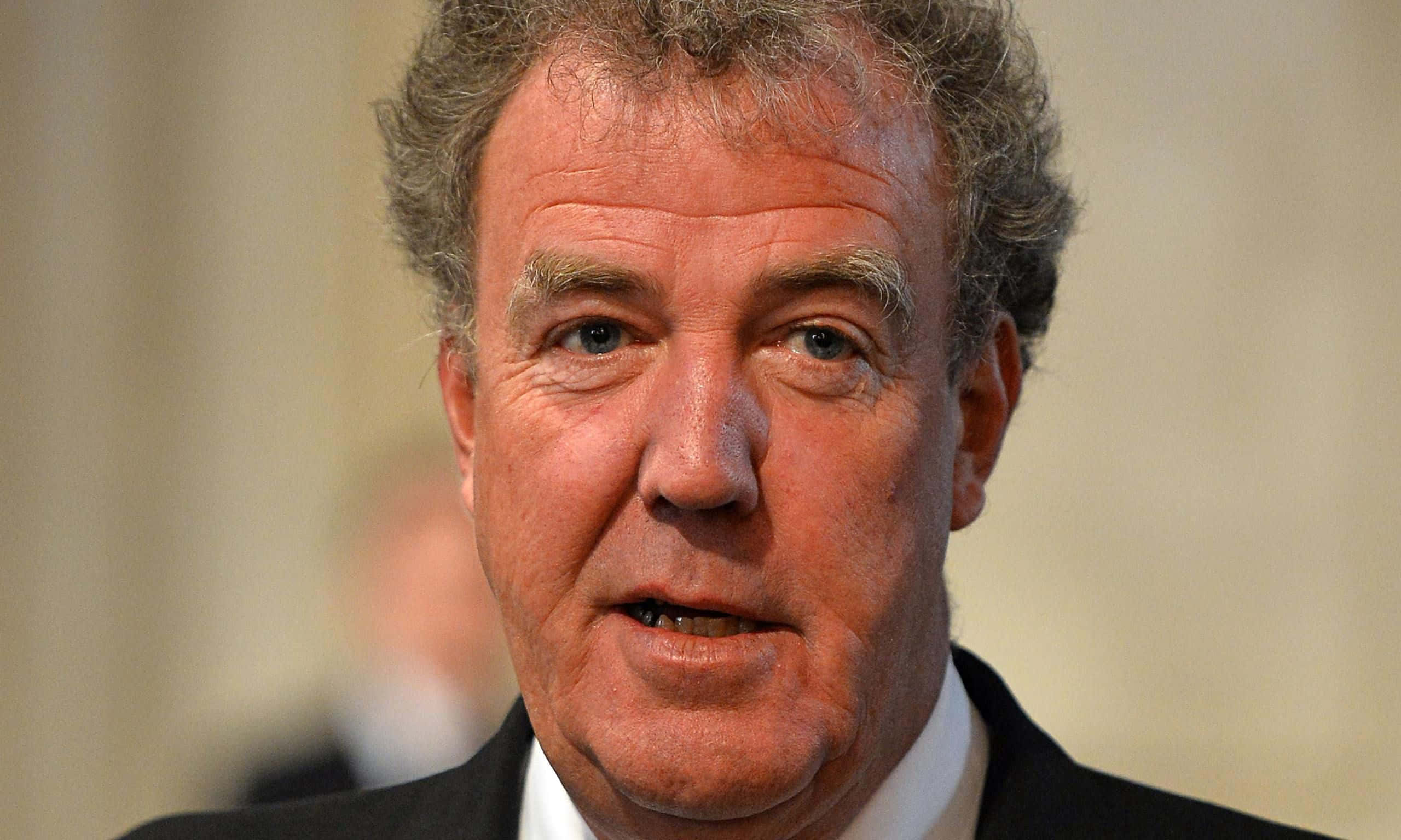 Jeremy Clarkson, dark suit, white shirt, 2K Desktop Wallpaper