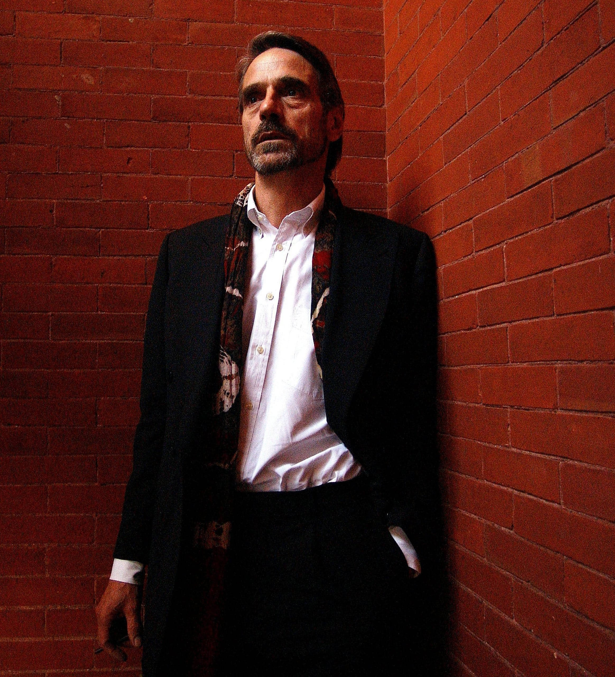 Jeremy Irons, red brick wall, beard, 2K Phone Wallpaper