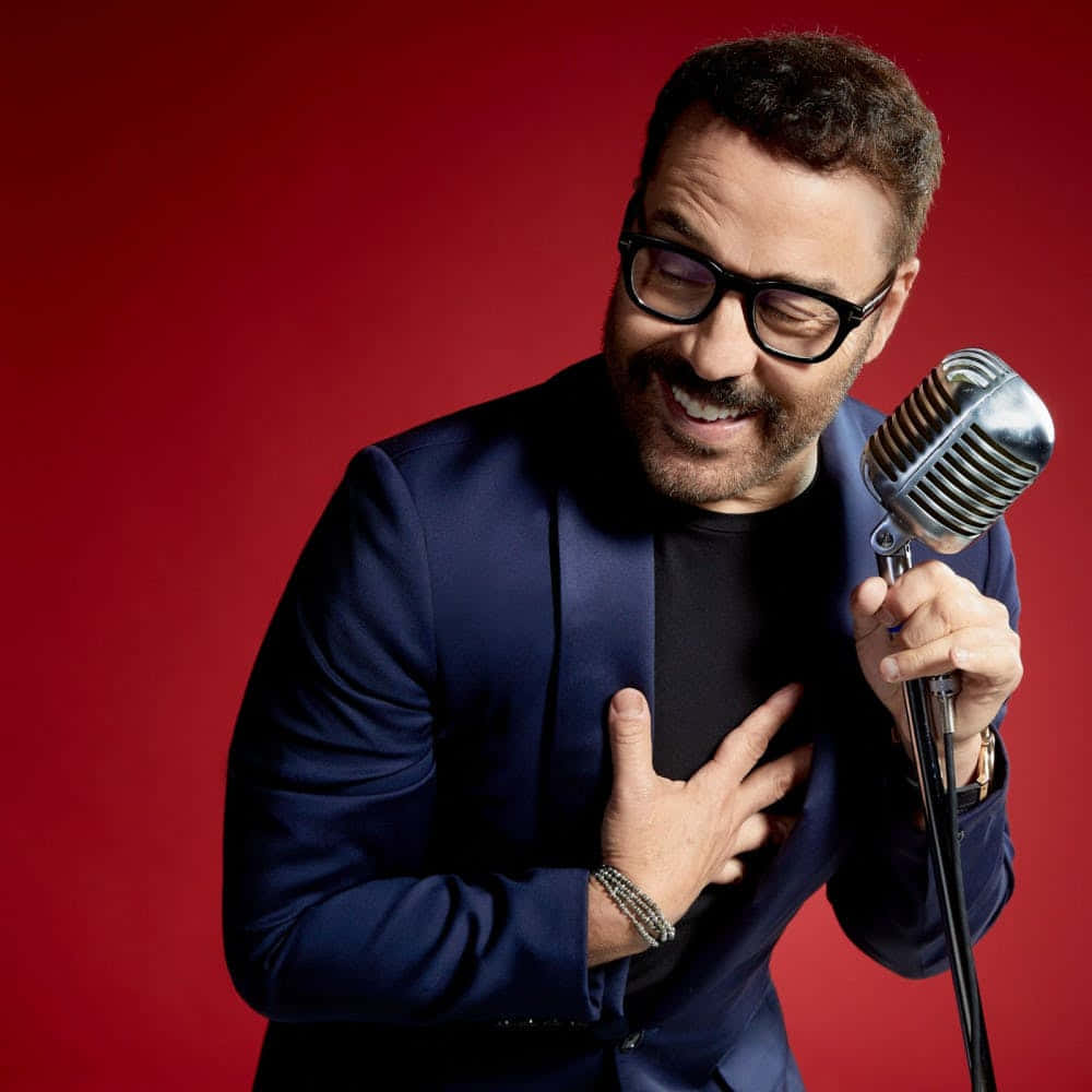 Jeremy Piven, blue suit, vintage microphone, SD Desktop Wallpaper