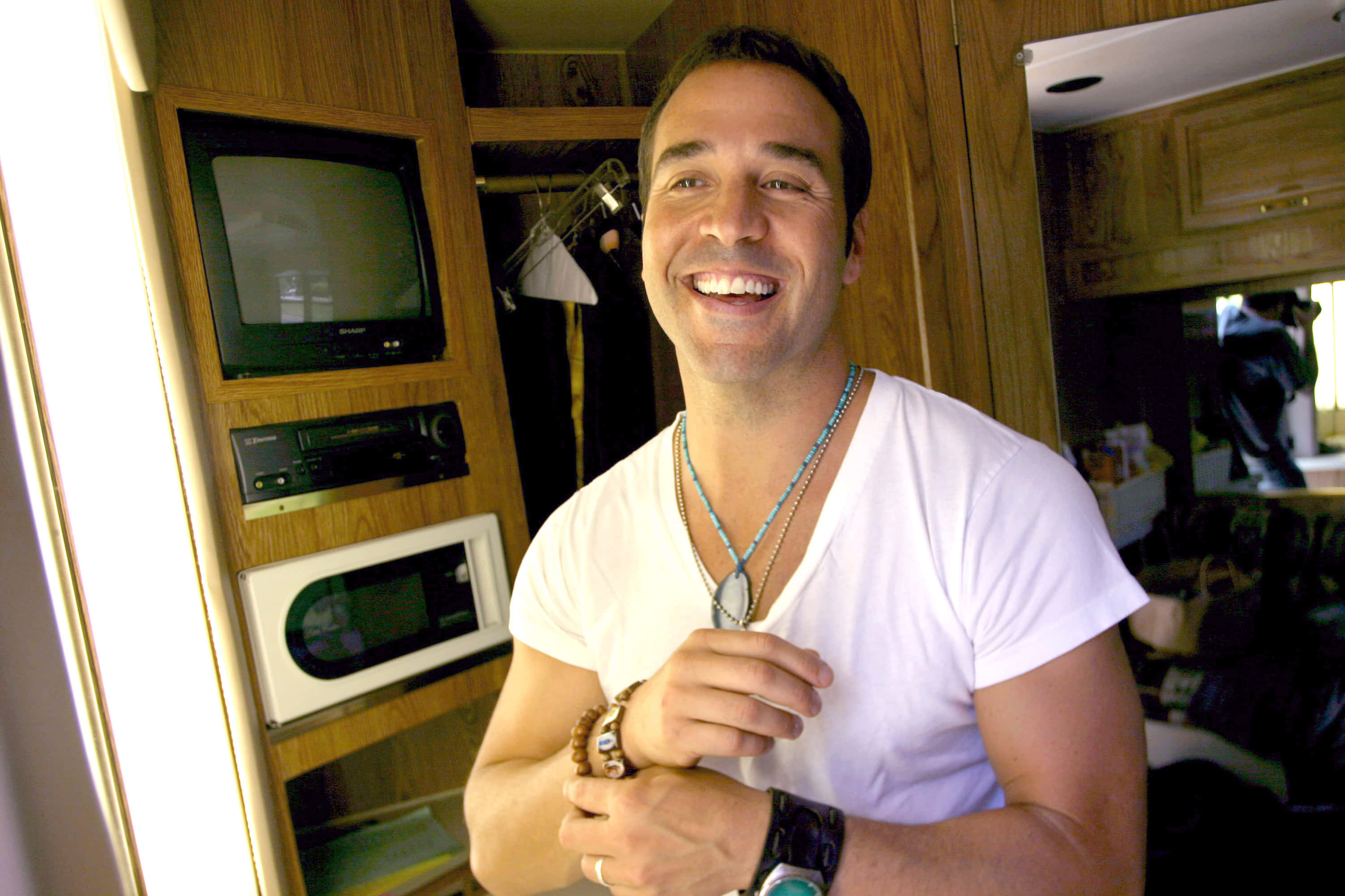 Jeremy Piven, white t-shirt, wooden camper van, 2K Desktop Wallpaper