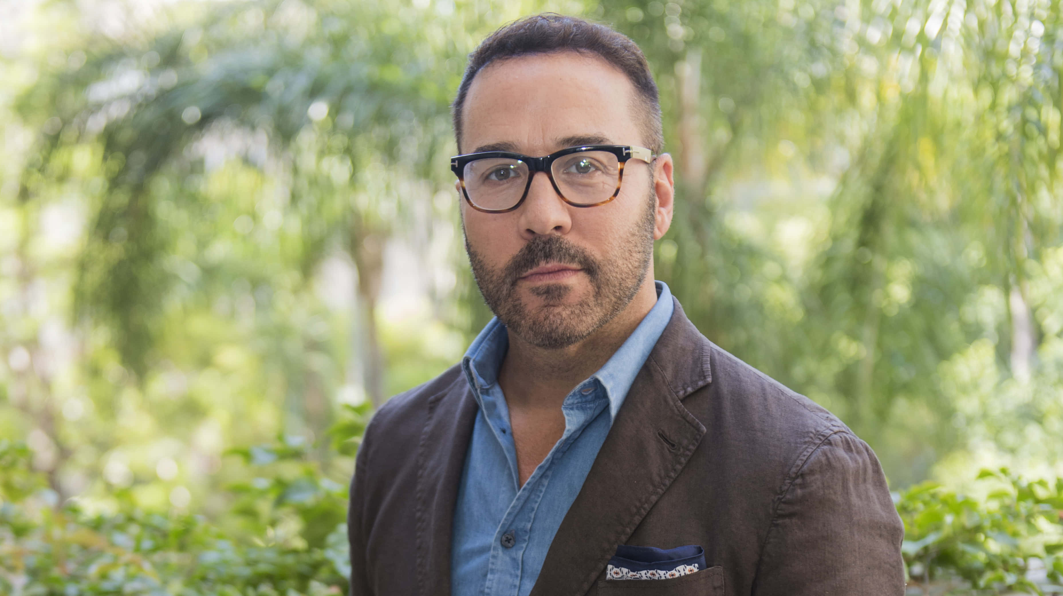 Jeremy Piven, glasses, beard, 2K Desktop Wallpaper