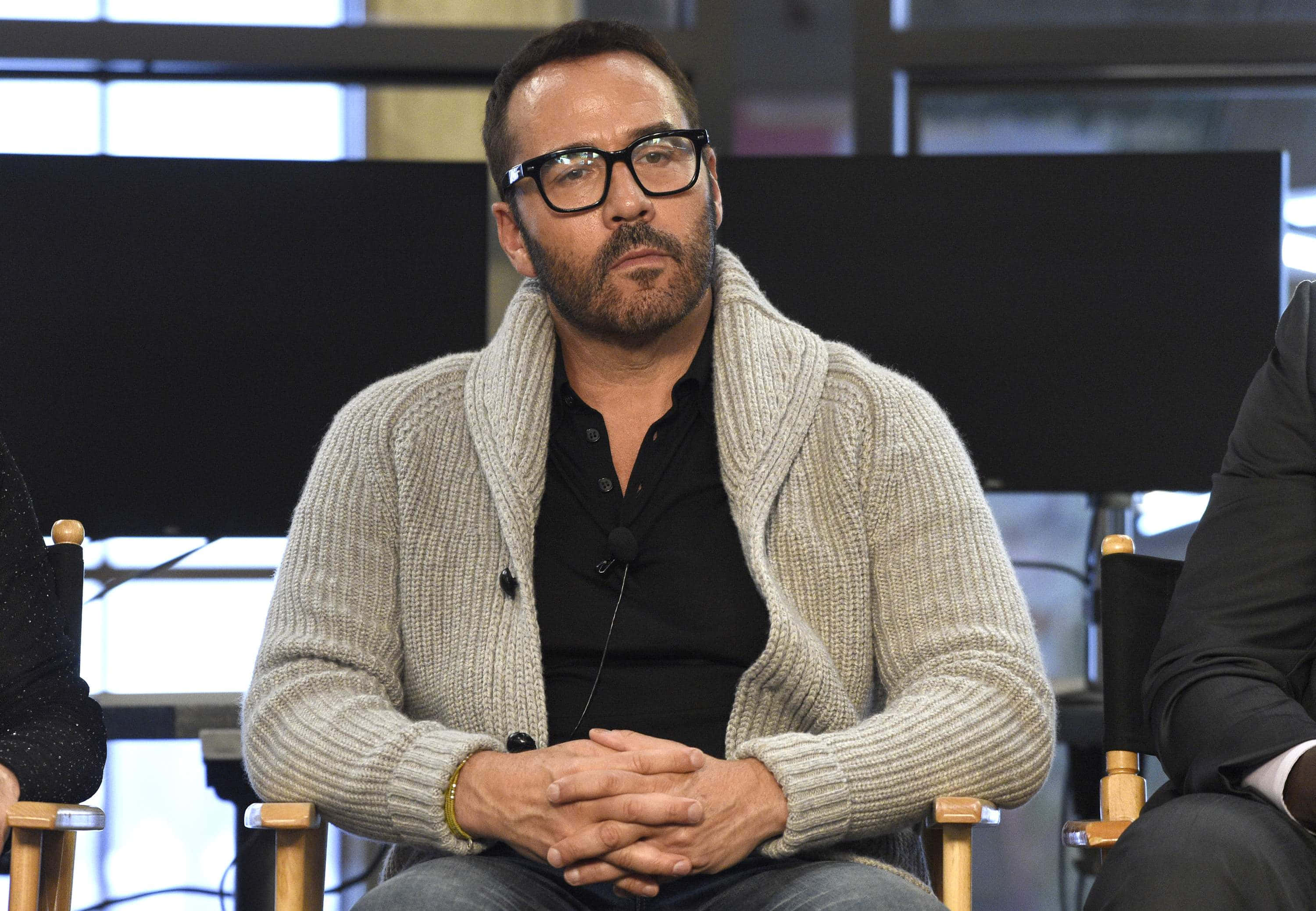Jeremy Piven, beige knit cardigan, black shirt, 2K Desktop Wallpaper