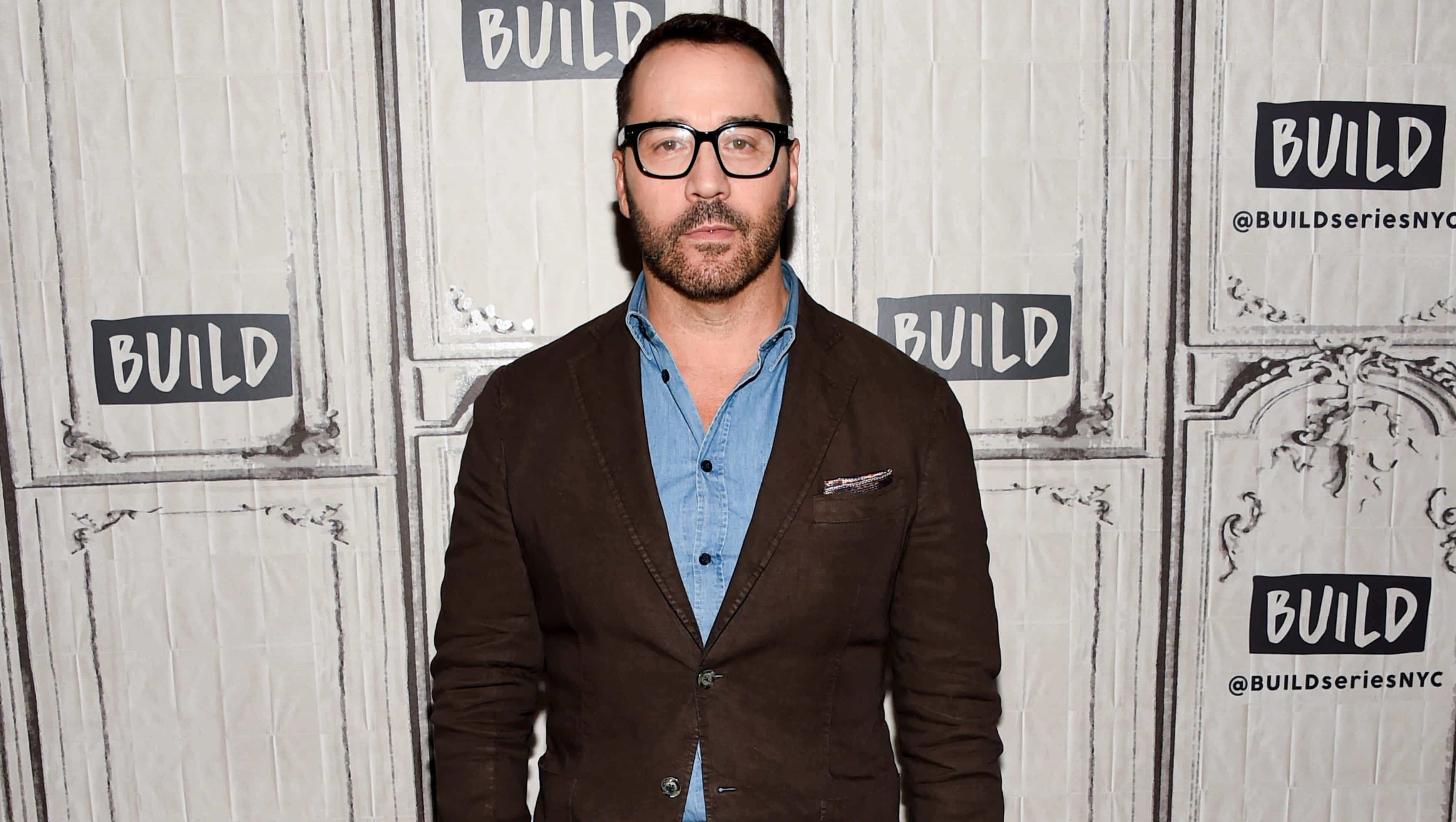 Jeremy Piven, brown blazer, blue shirt, 2K Desktop Wallpaper