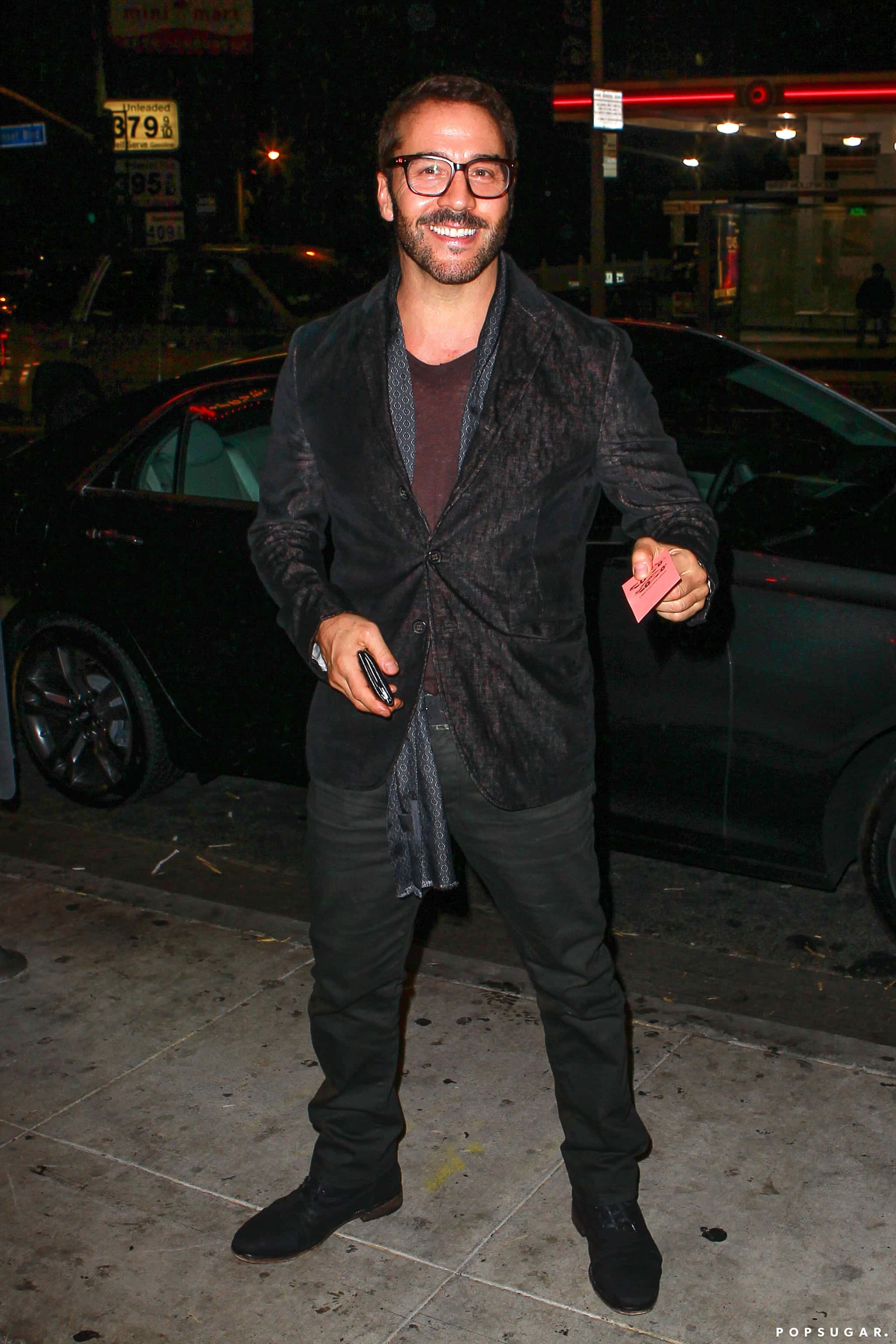 Jeremy Piven, dark textured blazer, pink card, 2K Phone Wallpaper