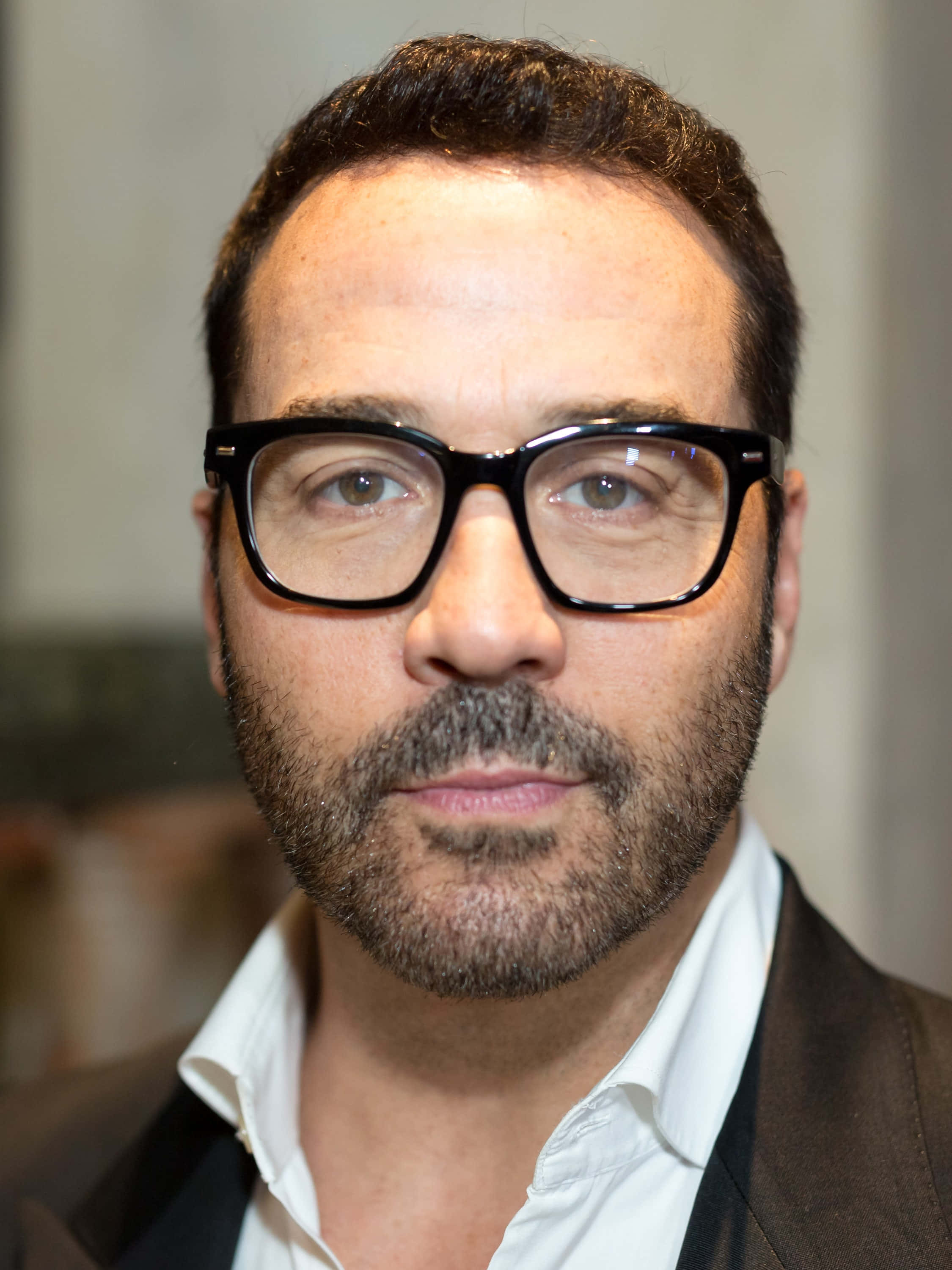 Jeremy Piven, black-rimmed glasses, trimmed beard, 2K Phone Wallpaper