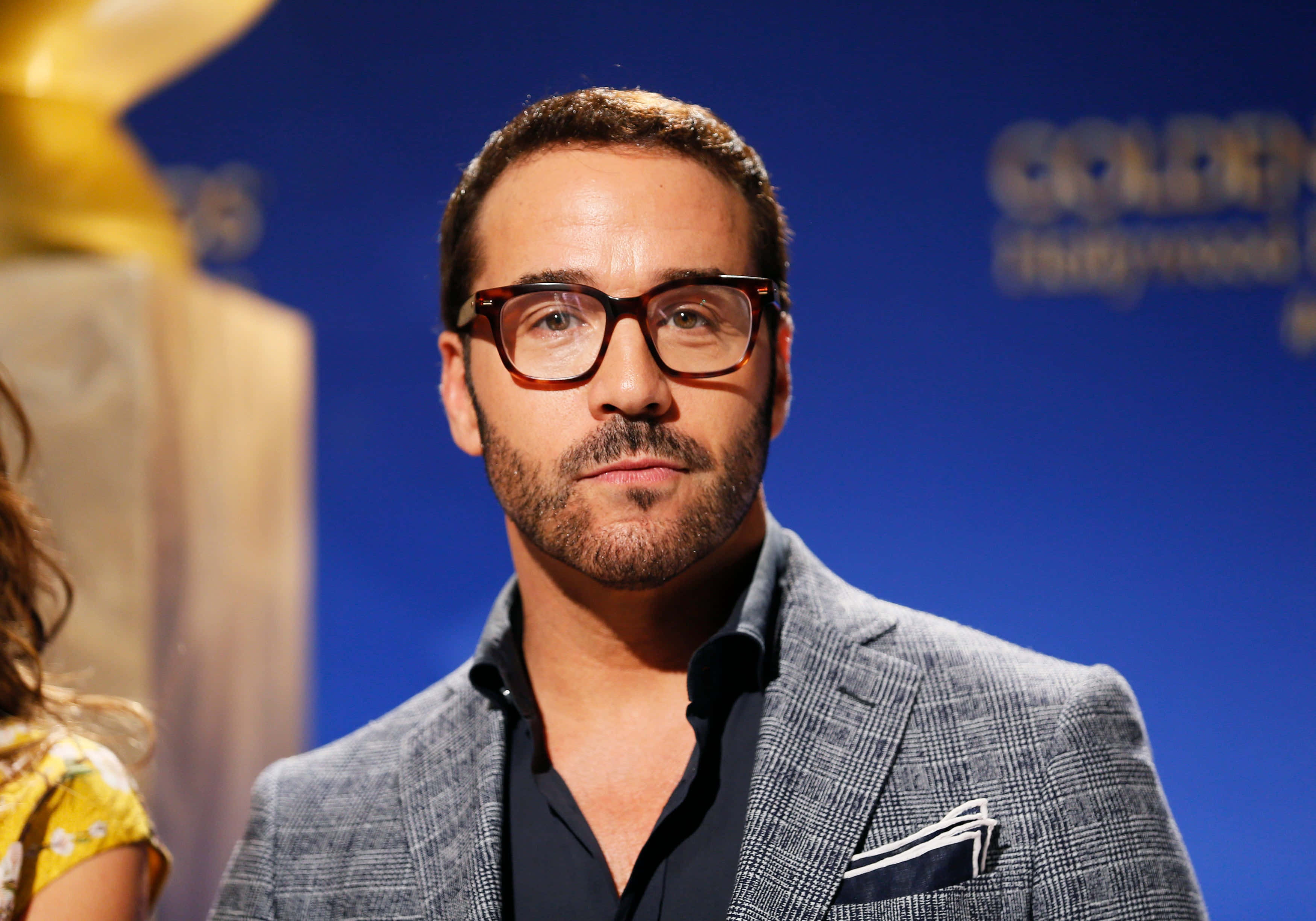 Jeremy Piven, gray checkered suit, blue backdrop, 2K Desktop Wallpaper