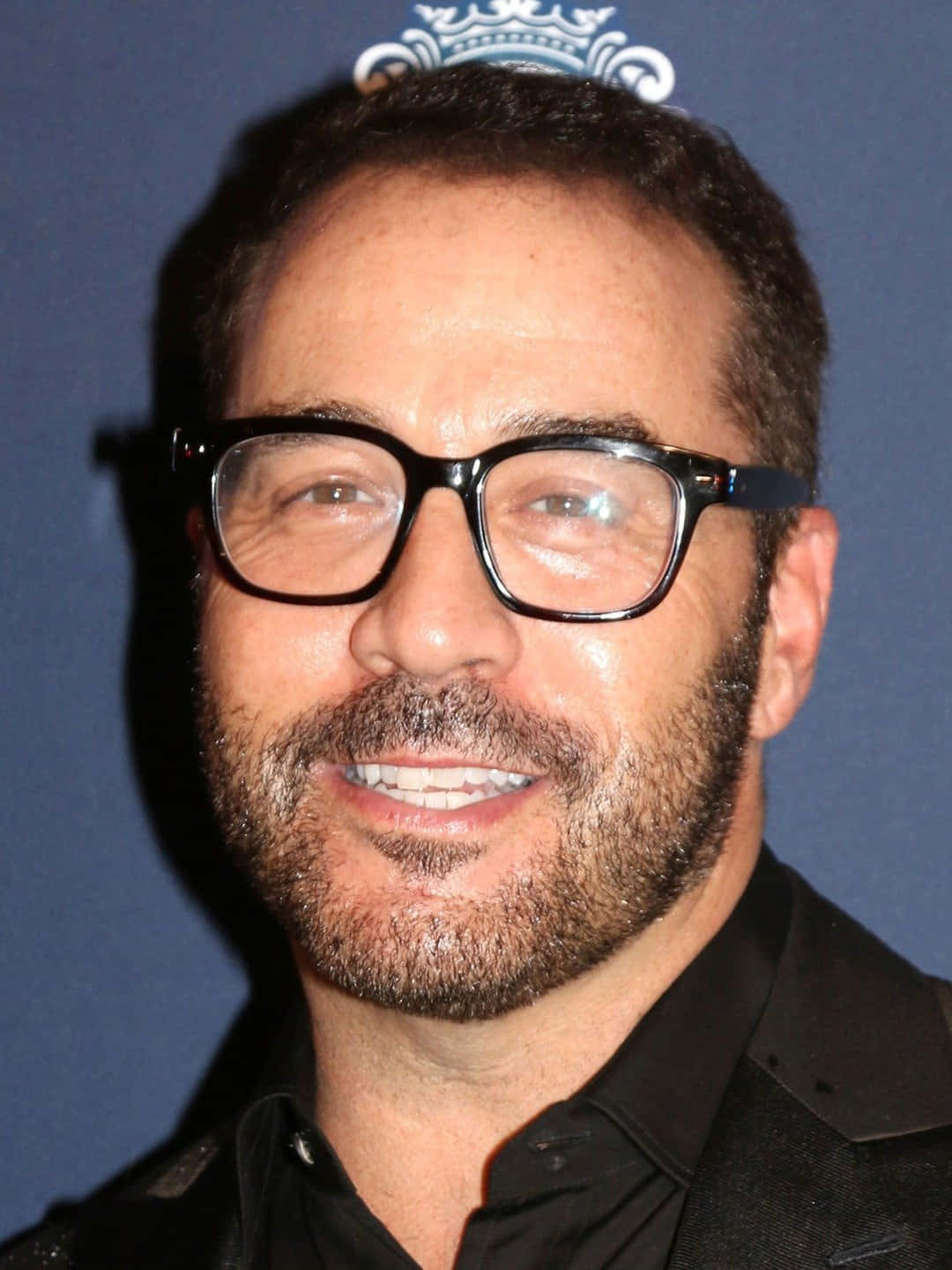 Jeremy Piven, black shirt, blue backdrop, HD Phone Wallpaper