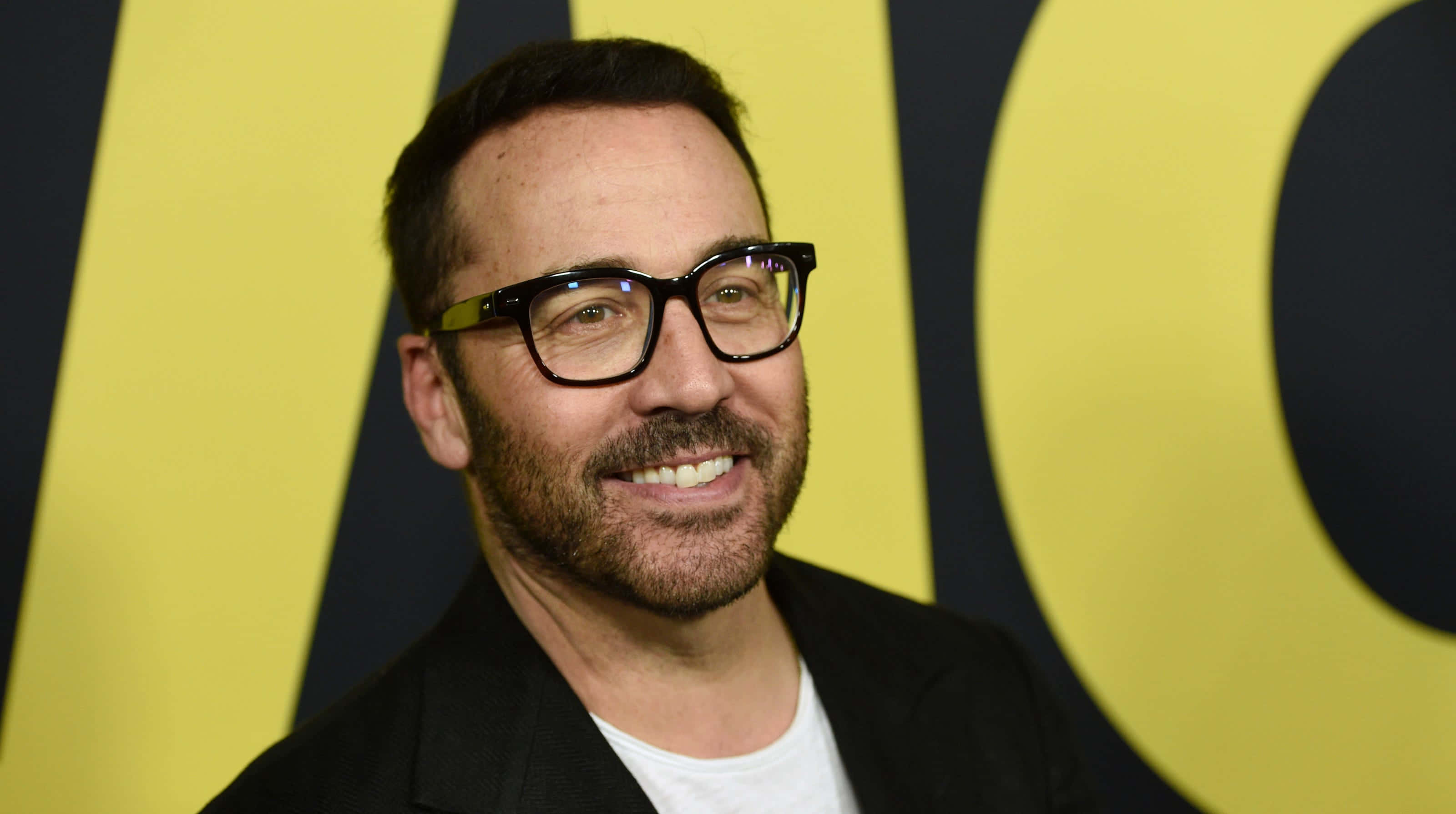 Jeremy Piven, yellow, black, 2K Desktop Wallpaper