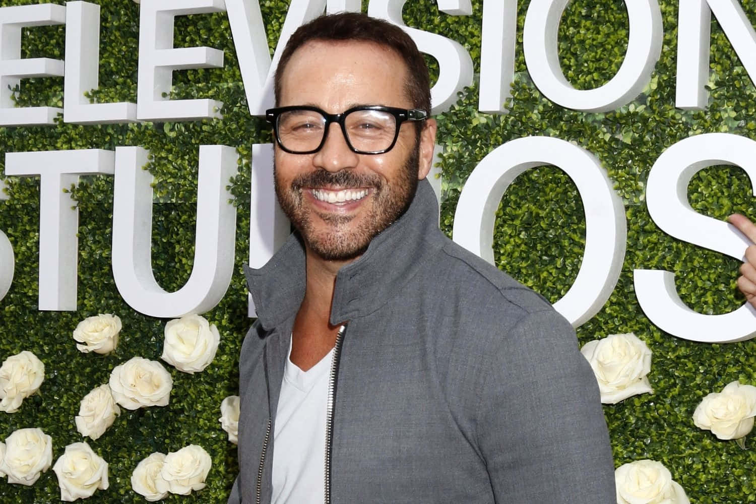 Jeremy Piven, green hedge wall, white roses, HD Desktop Wallpaper