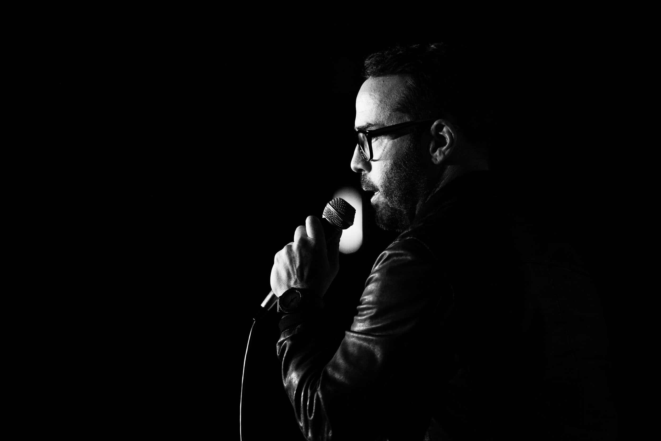 Jeremy Piven, glasses, microphone, Full HD Desktop Wallpaper