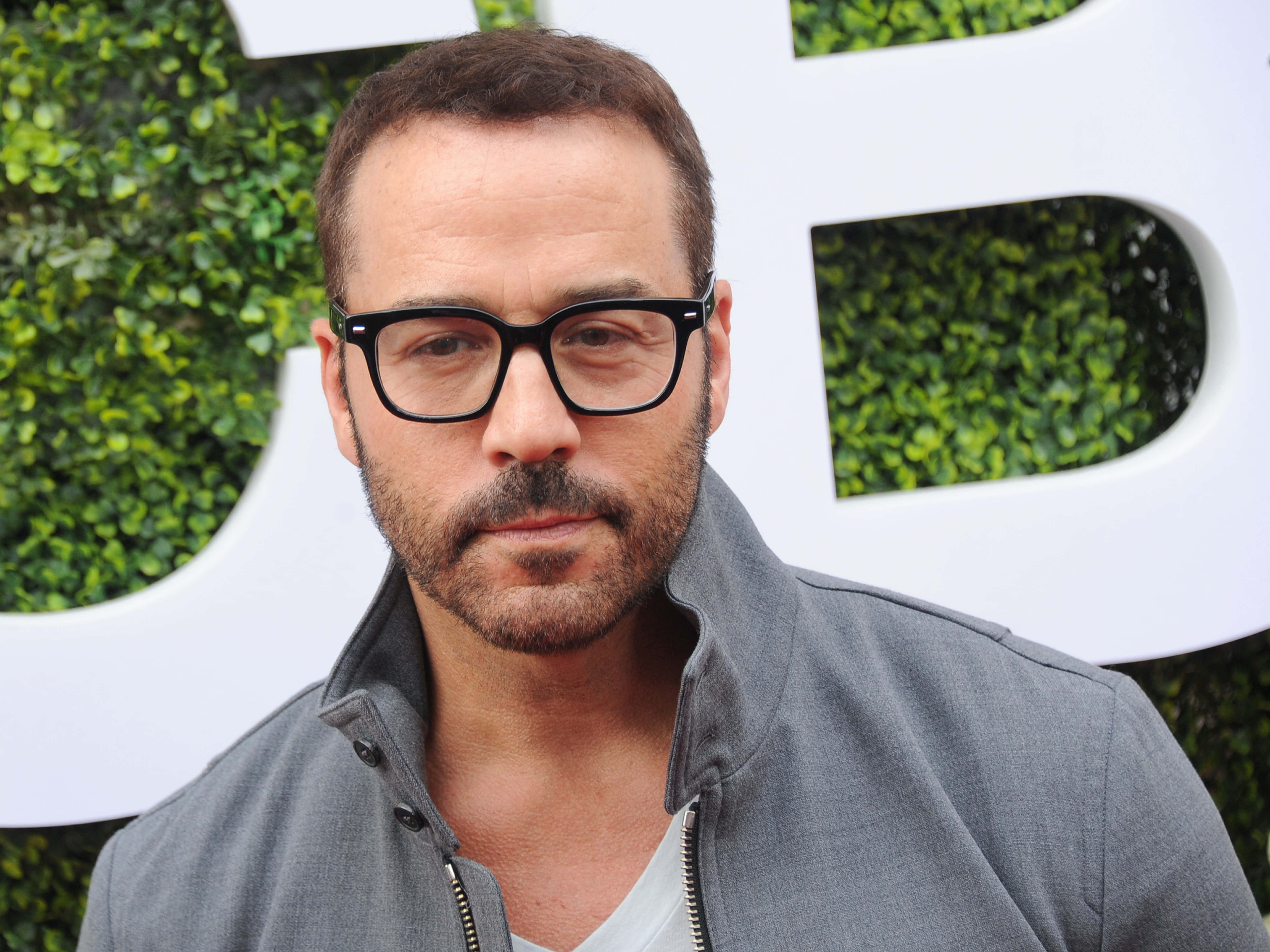 Jeremy Piven, gray jacket, green hedge, 4K Desktop Wallpaper