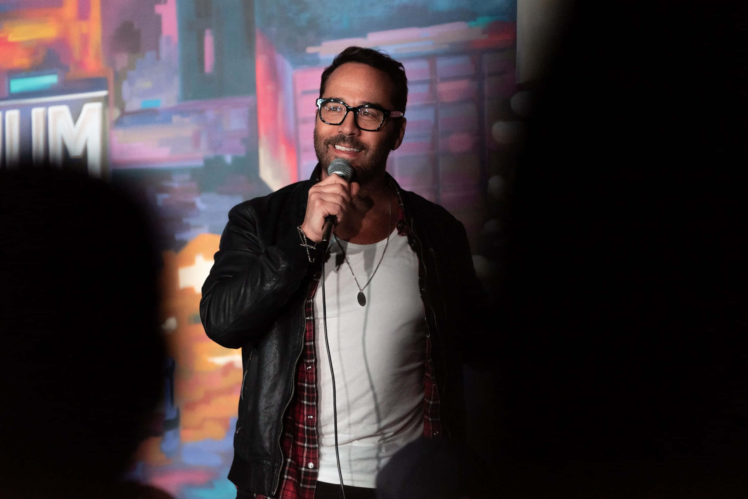 Jeremy Piven, microphone, stage, 2K Desktop Wallpaper