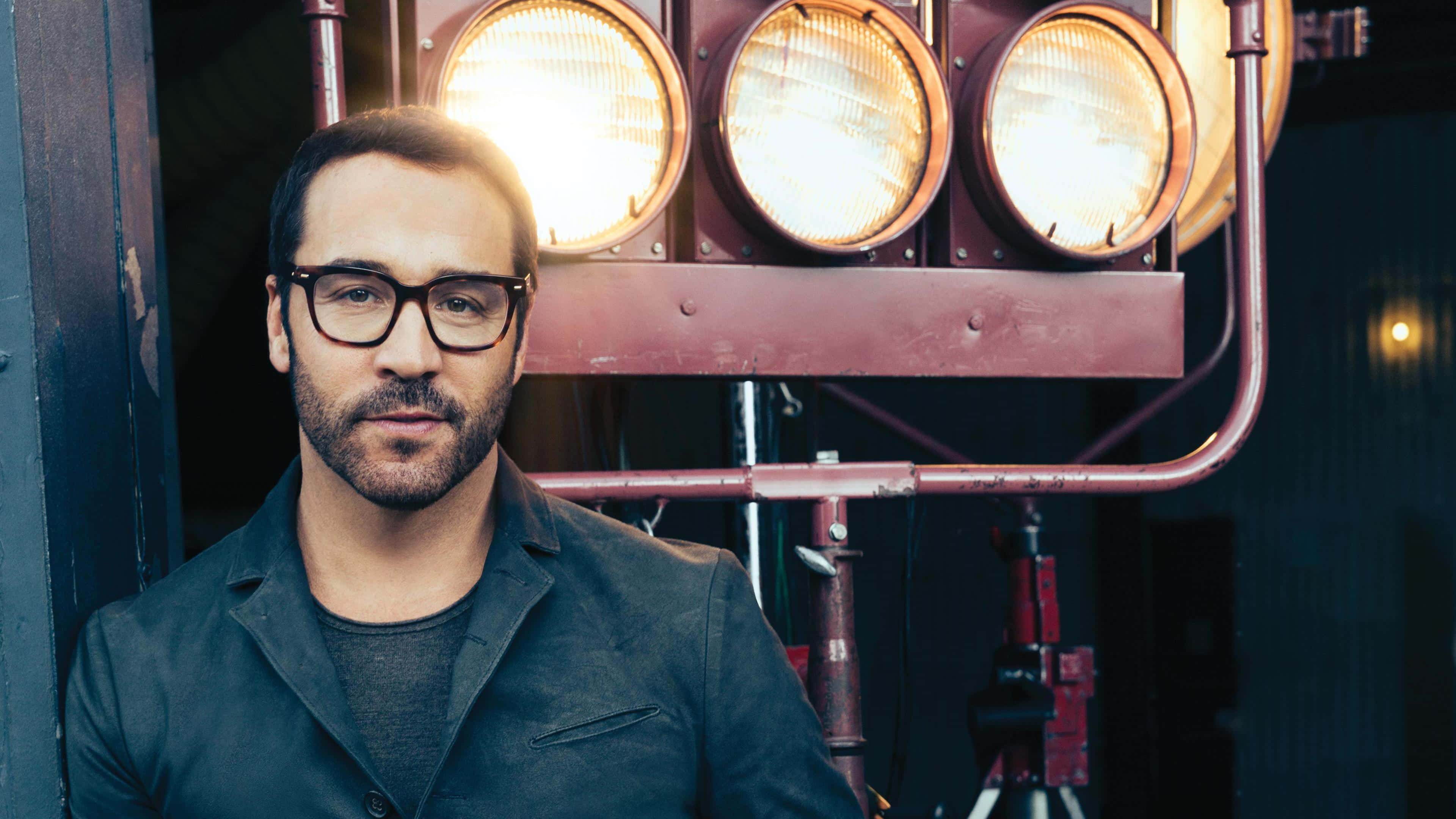 Jeremy Piven, vintage studio lights, warm glow, 4K Desktop Wallpaper