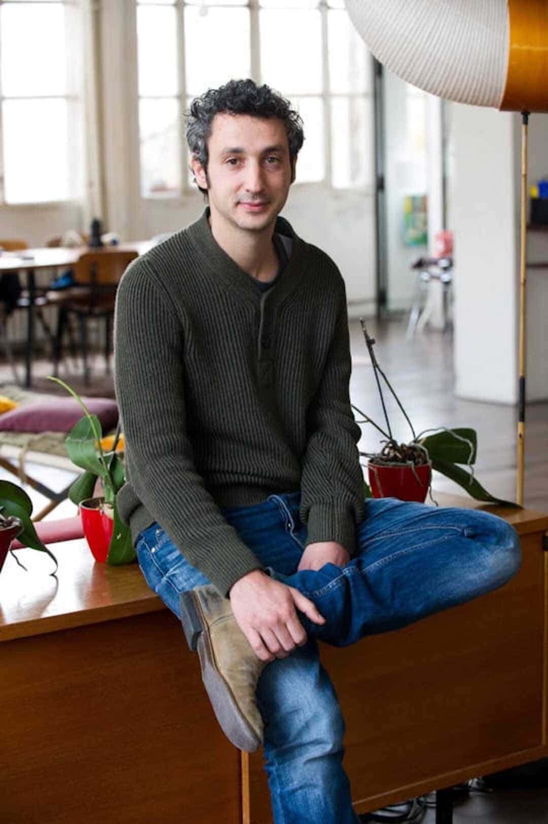 Jérôme Dreyfuss, wooden desk, bright airy room, HD Phone Wallpaper