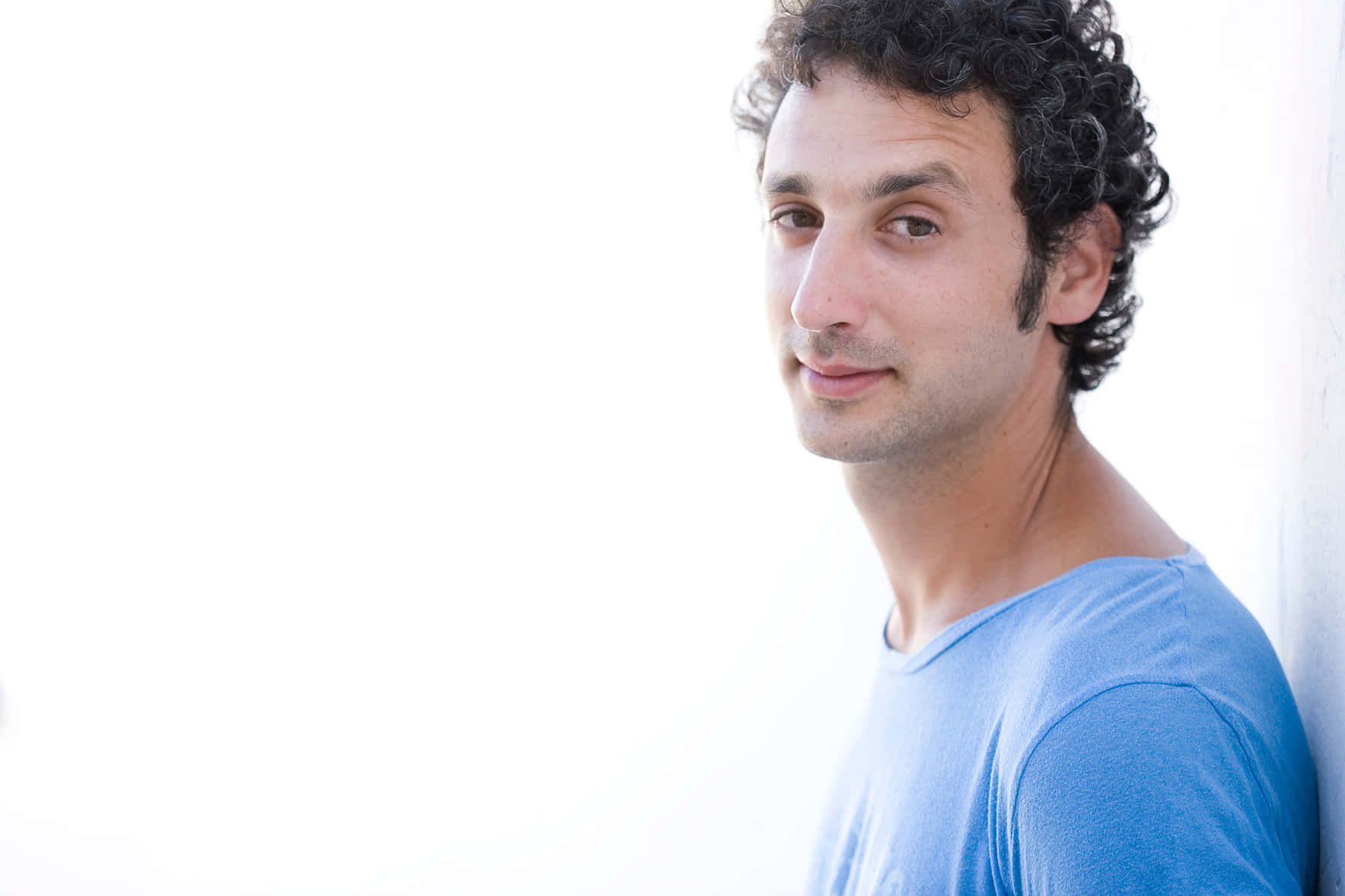 Jérôme Dreyfuss, curly dark hair, light blue shirt, HD Desktop Wallpaper