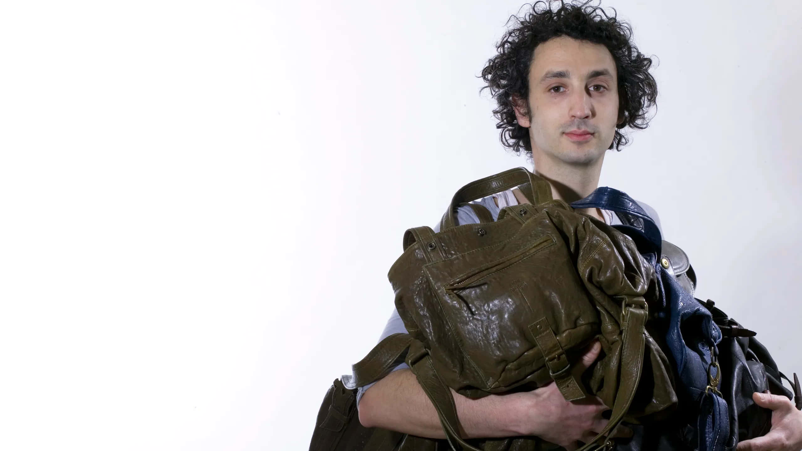 Jérôme Dreyfuss, curly dark hair, worn leather bags, 2K Desktop Wallpaper