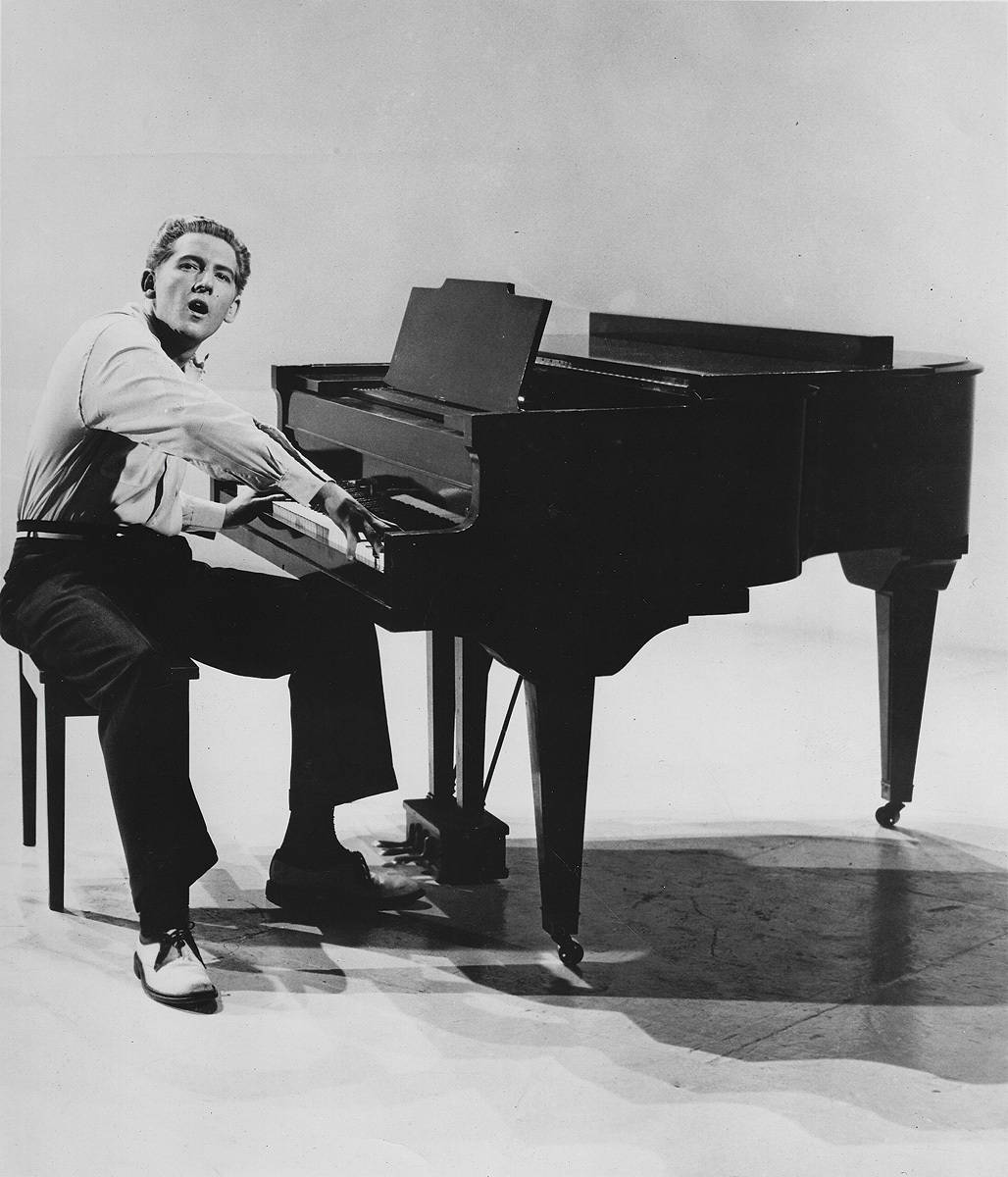 Jerry Lee Lewis, grand piano, stark black and white studio setting, SD Phone Wallpaper