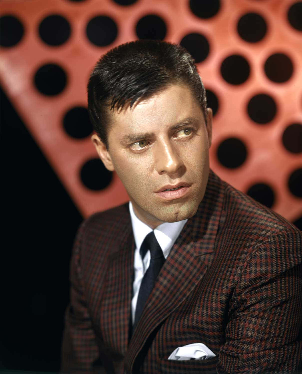Jerry Lewis, checkered suit, red and black polka dot backdrop, HD Phone Wallpaper