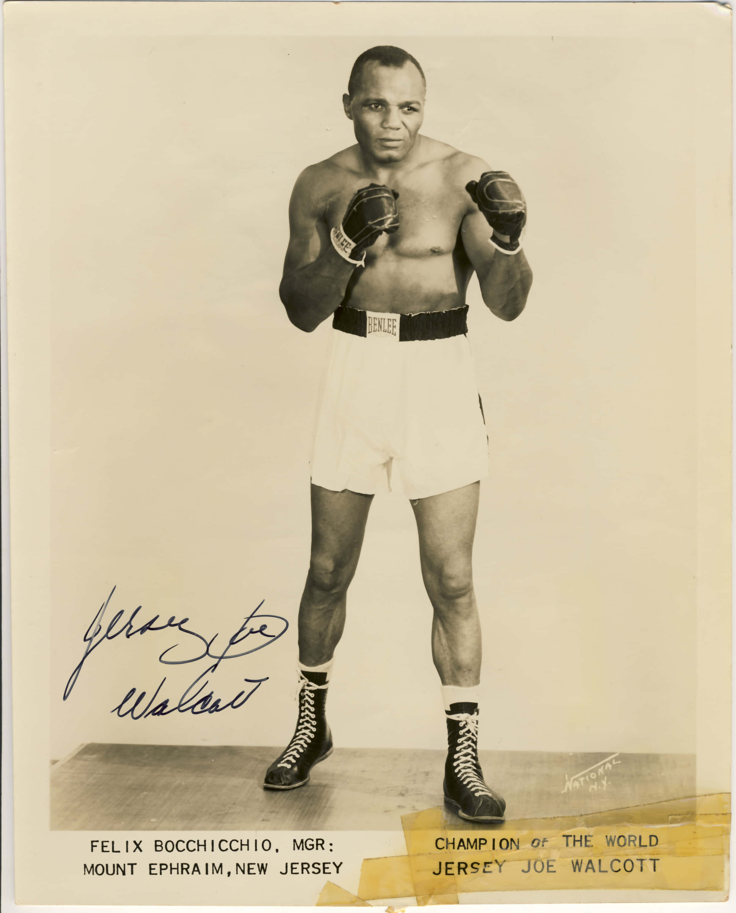 Jersey Joe Walcott, southpaw stance, signed photo, 2K Phone Wallpaper