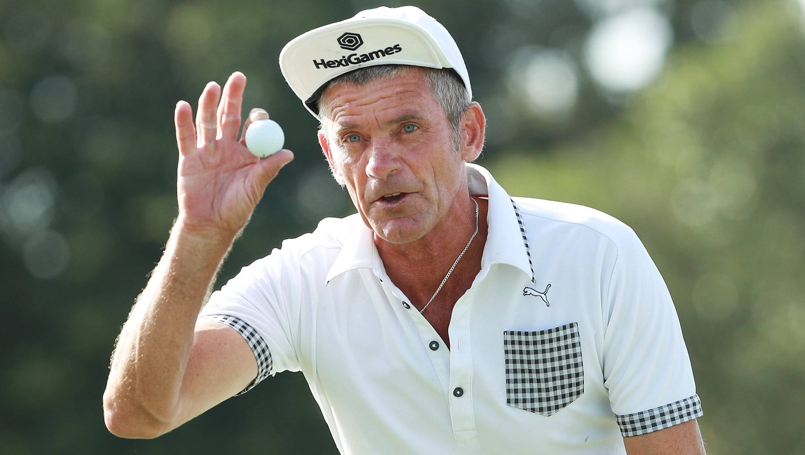 Jesper Parnevik, golf ball, white cap, 2K Desktop Wallpaper