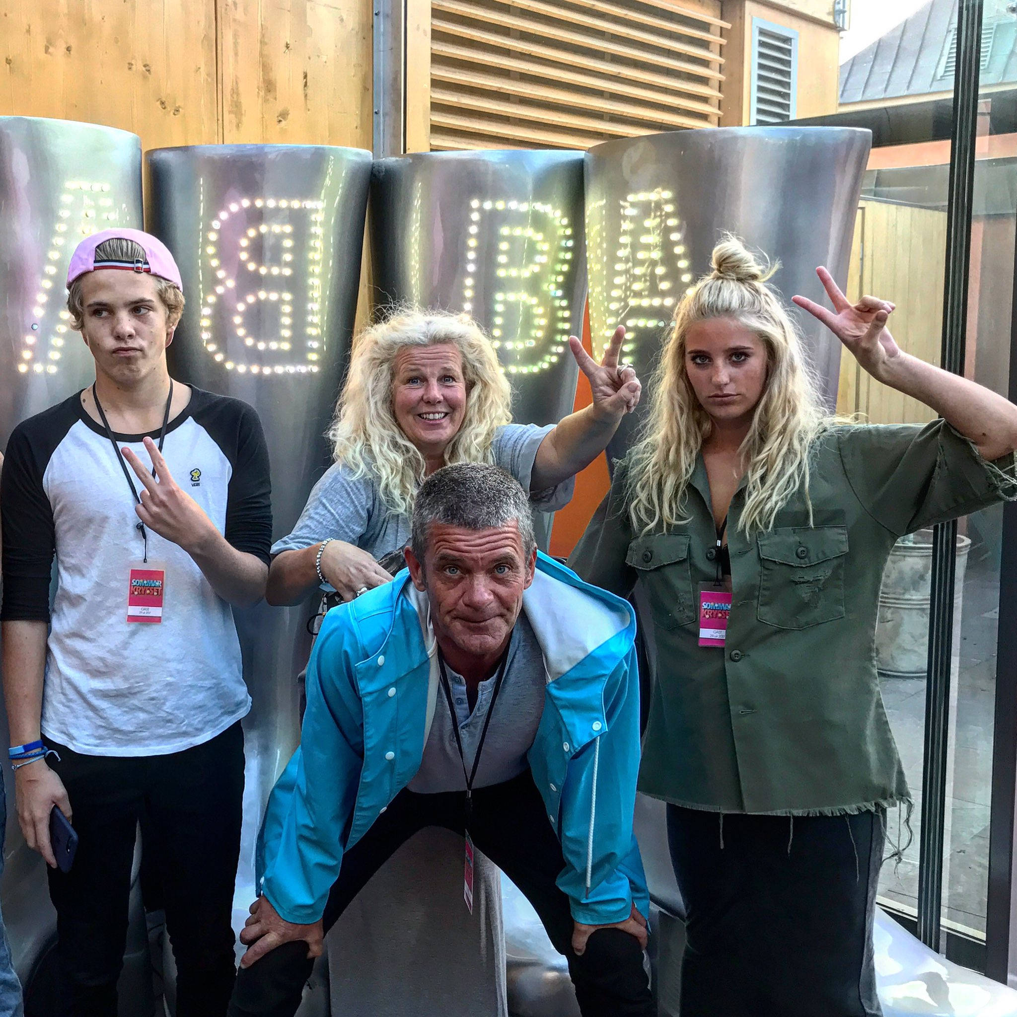 Jesper Parnevik, family, metallic letter sculptures, Full HD Desktop Wallpaper