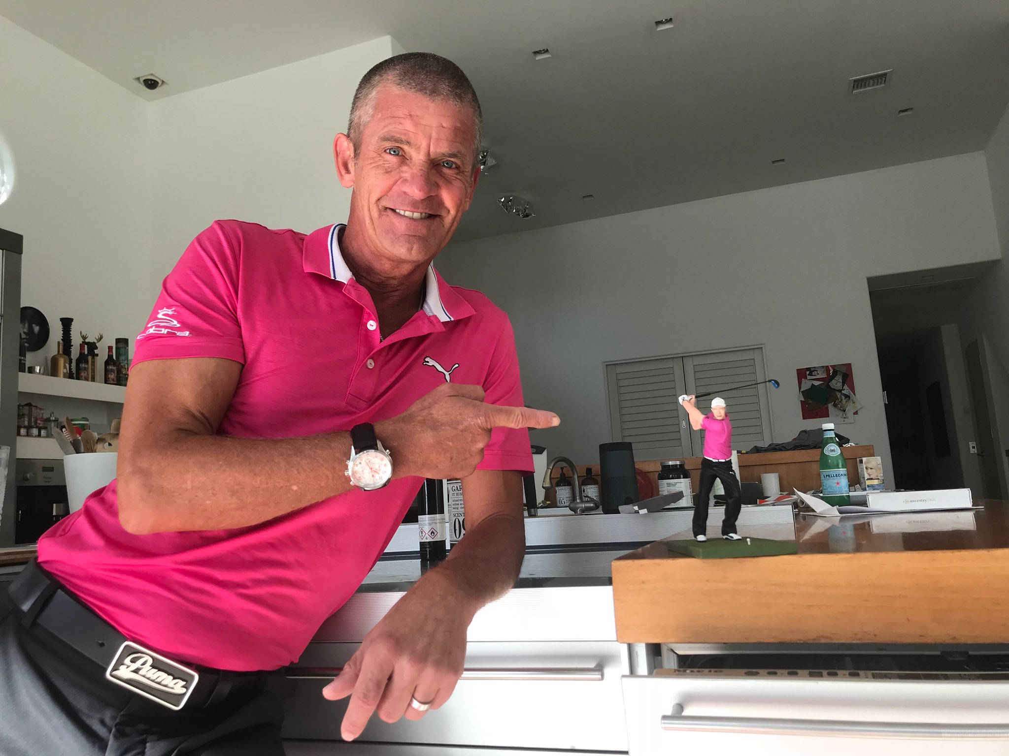 Jesper Parnevik, pink polo shirt, miniature golfing self, Full HD Desktop Wallpaper