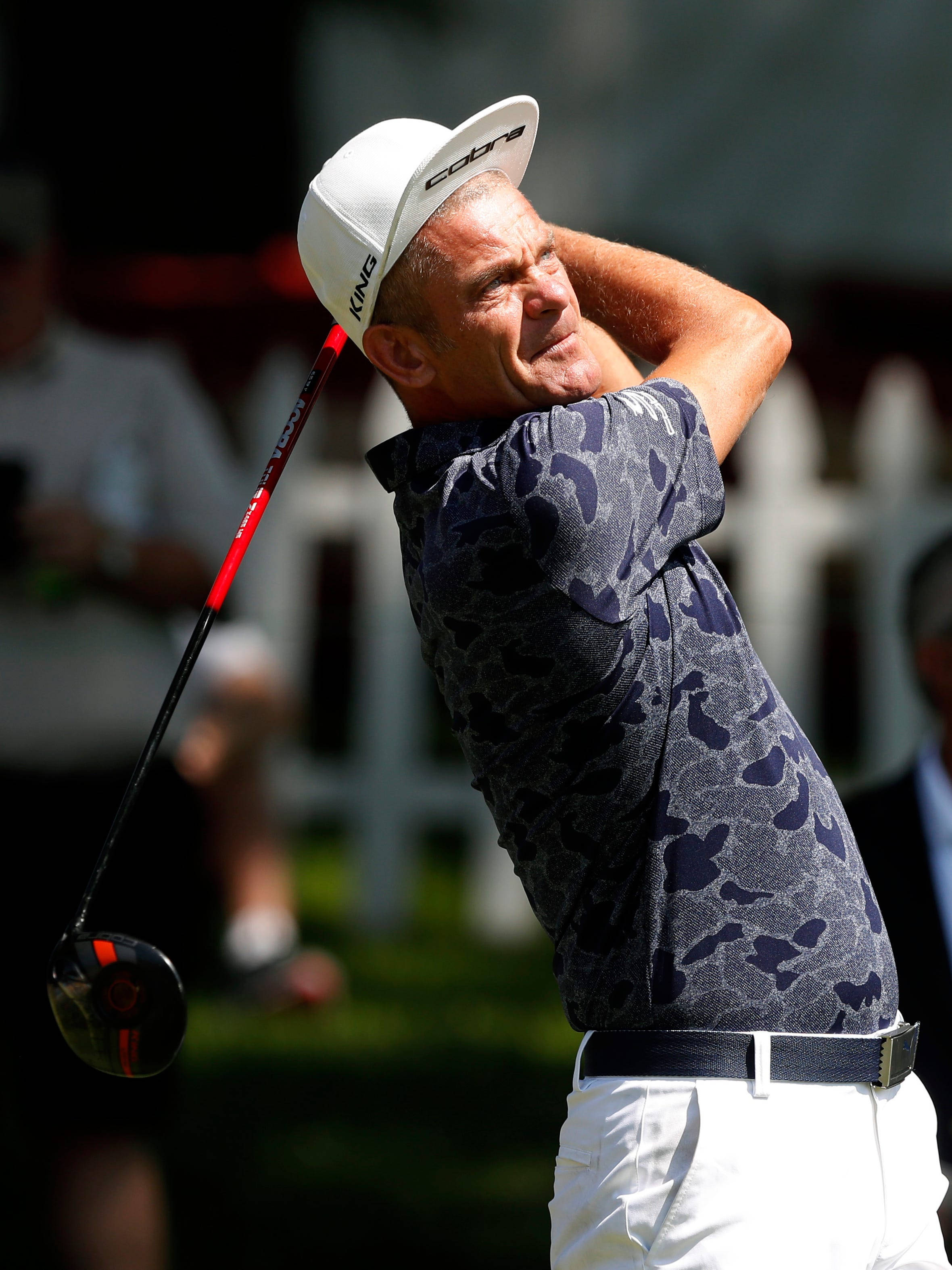 Jesper Parnevik, red and black club, white cap, 2K Phone Wallpaper
