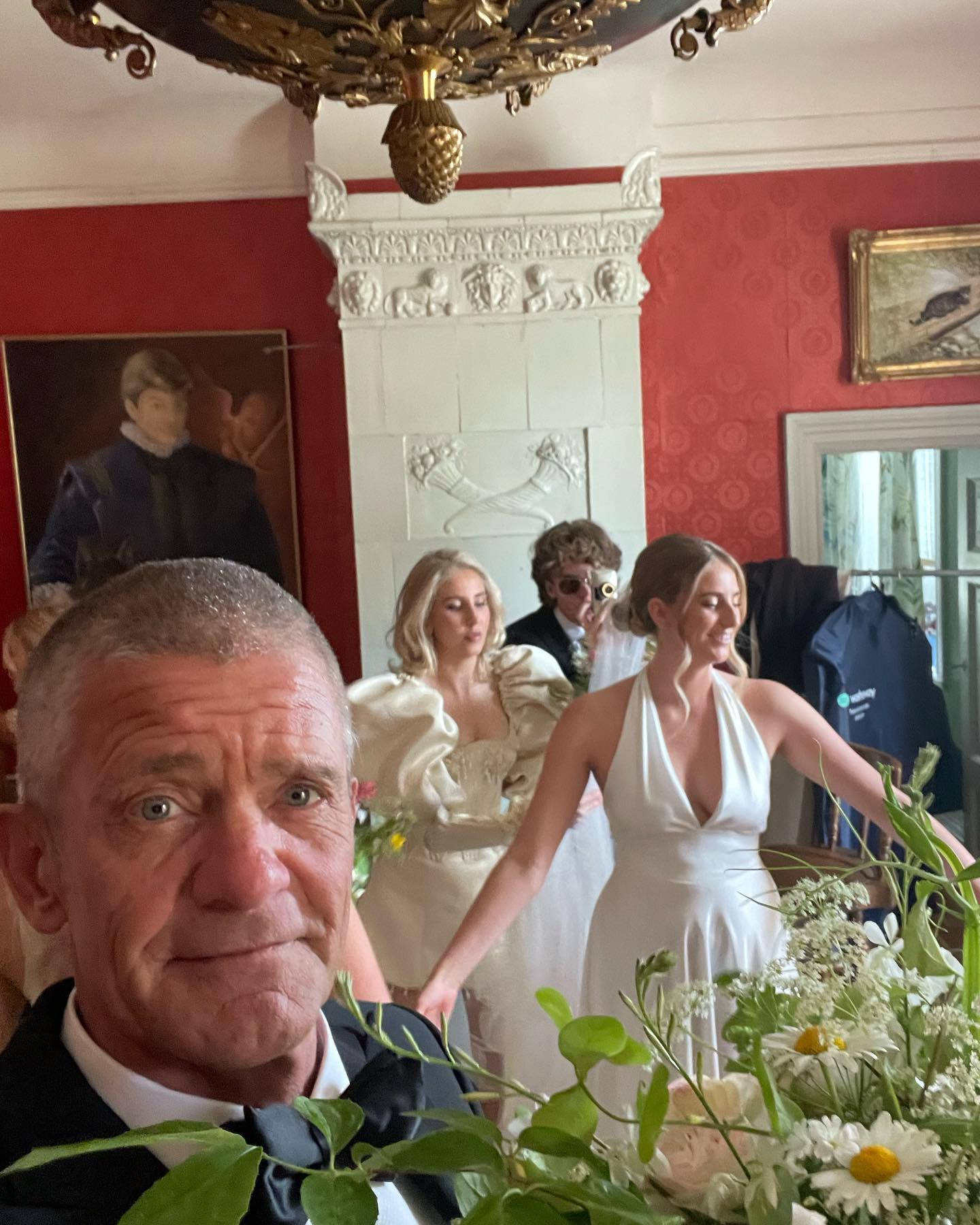 Jesper Parnevik, tuxedo, white dresses, HD Phone Wallpaper