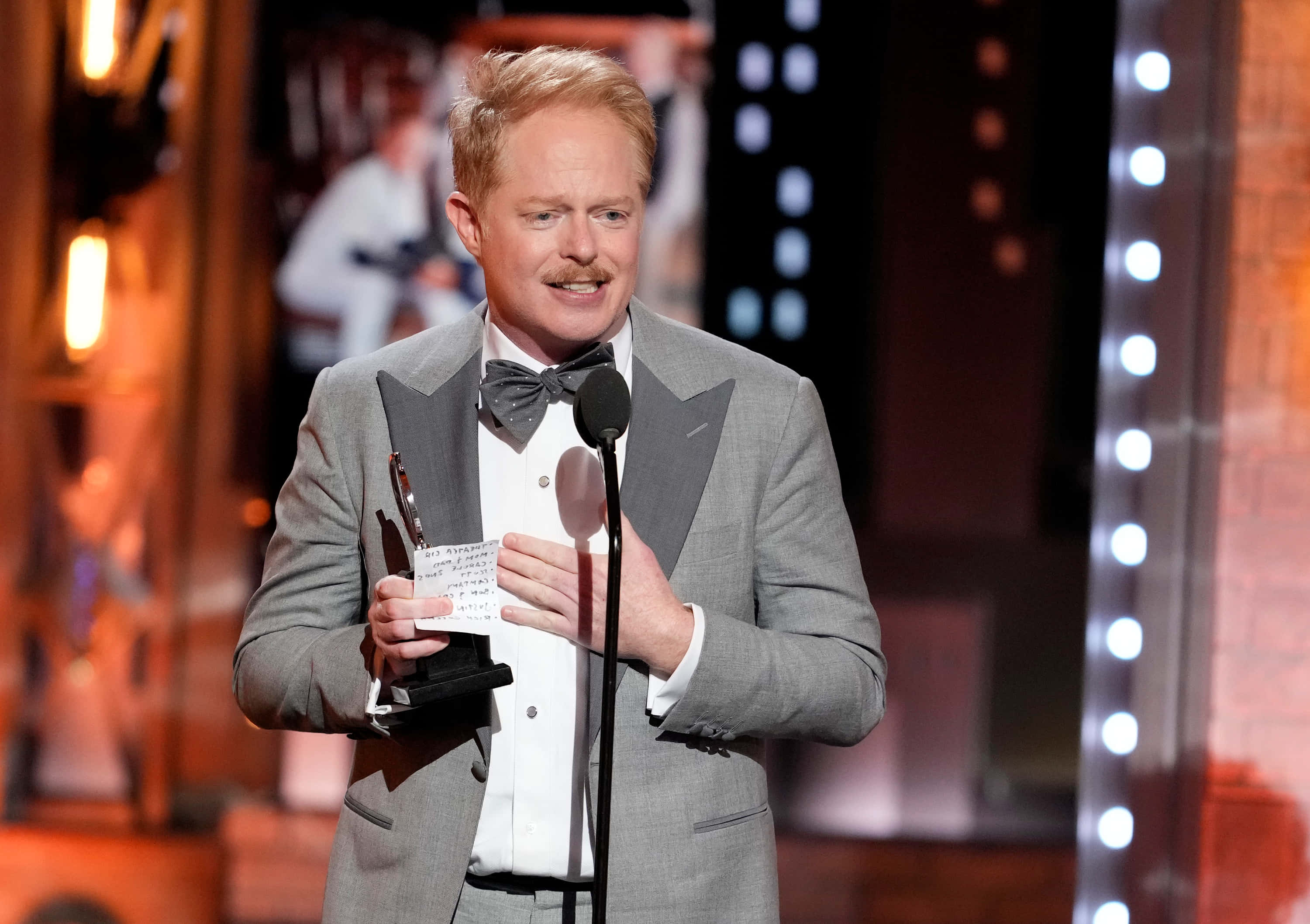 Jesse Tyler Ferguson, gray tuxedo, award, 2K Desktop Wallpaper