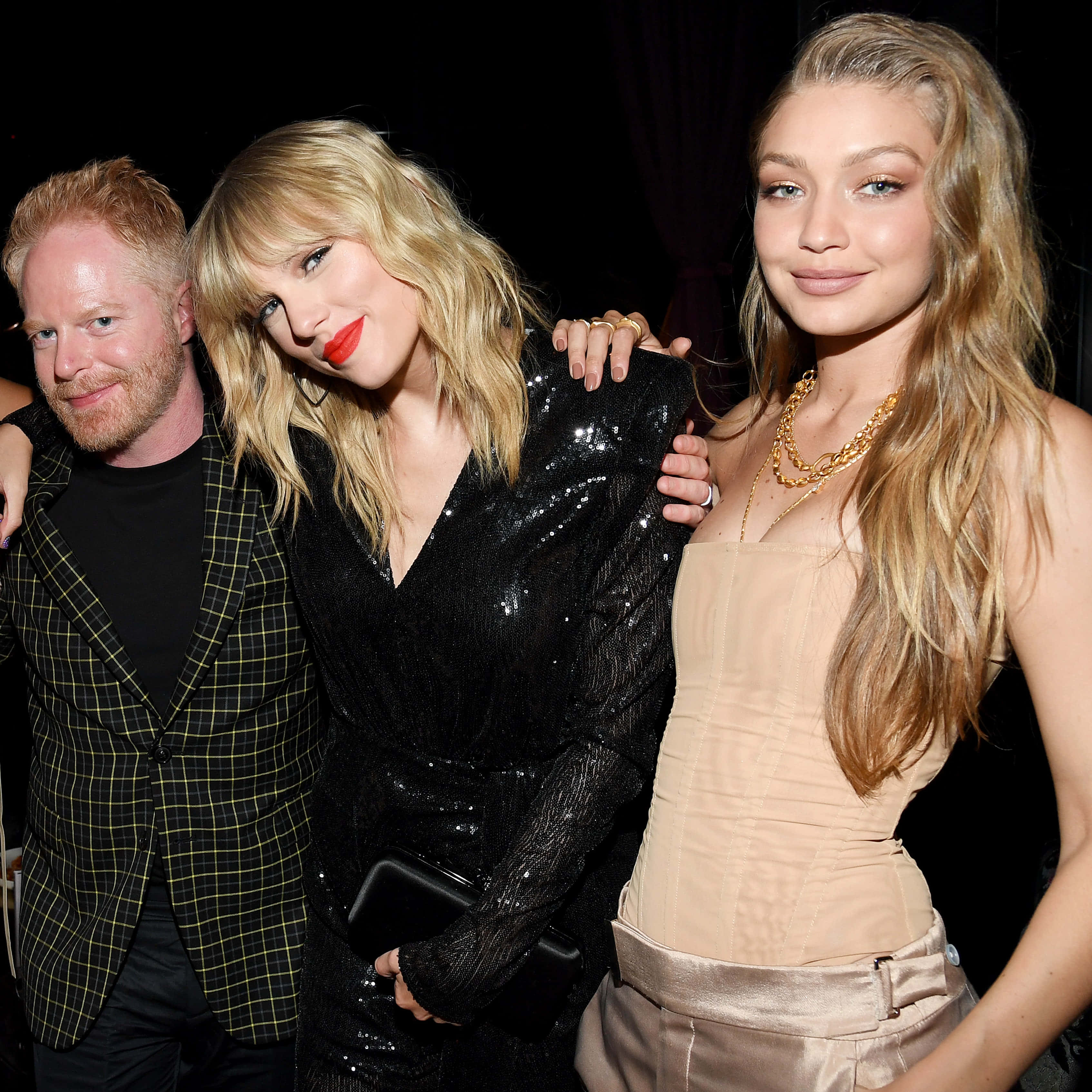 Jesse Tyler Ferguson, nighttime event, bold red lips, 2K Desktop Wallpaper