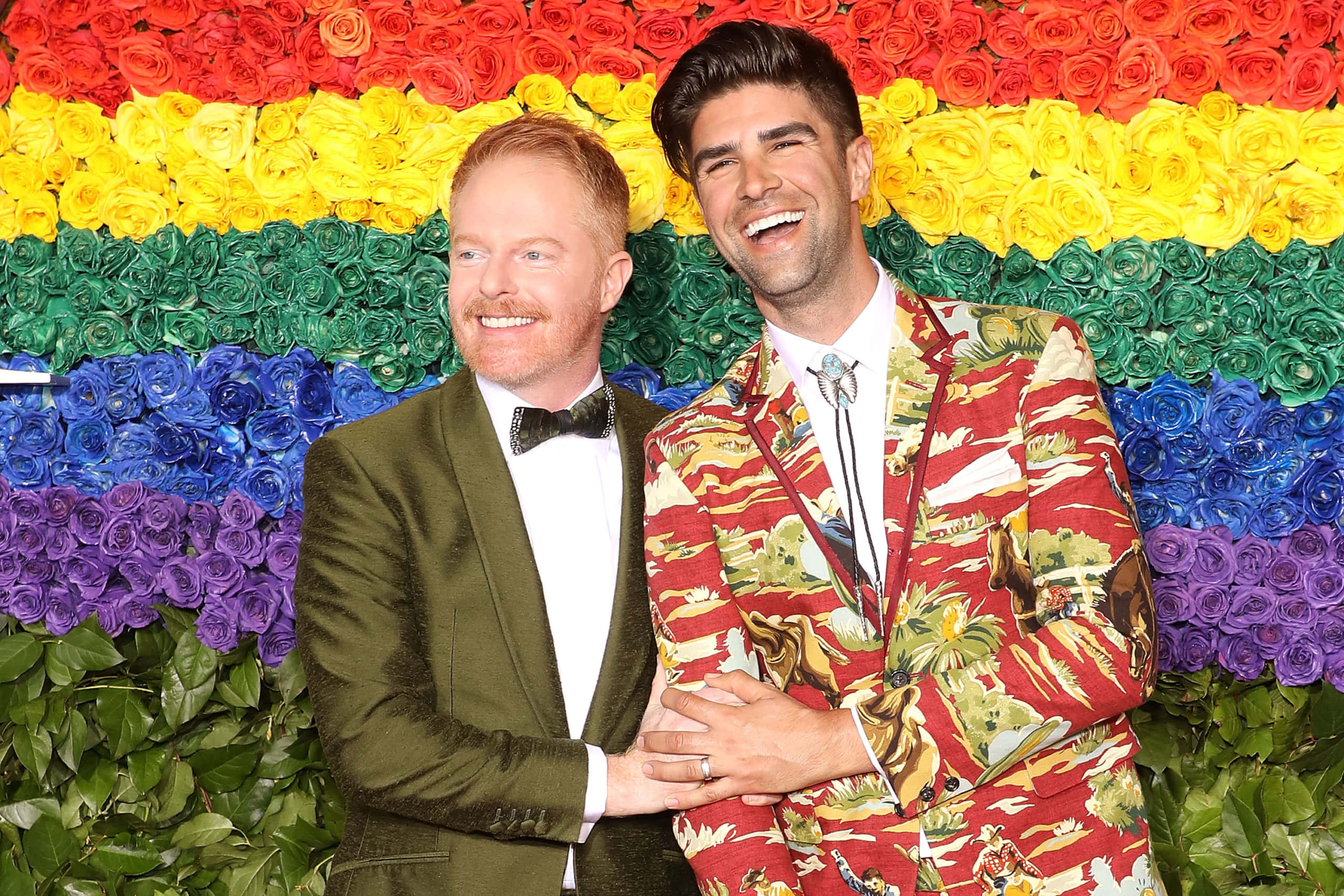Jesse Tyler Ferguson, rainbow wall, roses, 2K Desktop Wallpaper
