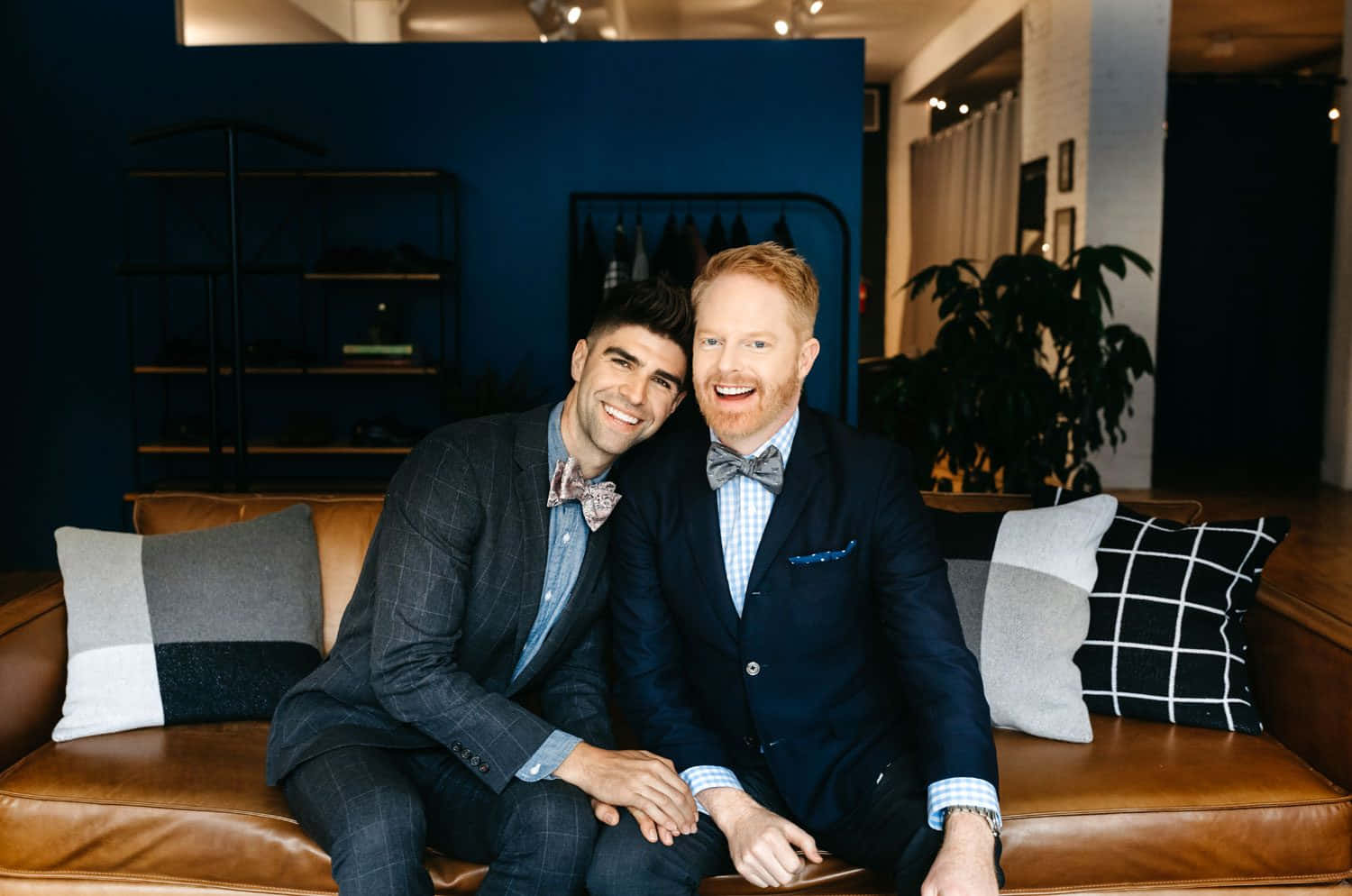 Jesse Tyler Ferguson, brown leather couch, modern blue-walled room, HD Desktop Wallpaper