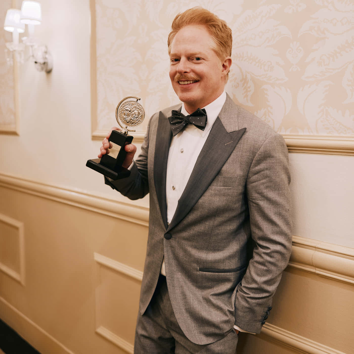 Jesse Tyler Ferguson, gray tuxedo, golden trophy, HD Desktop Wallpaper