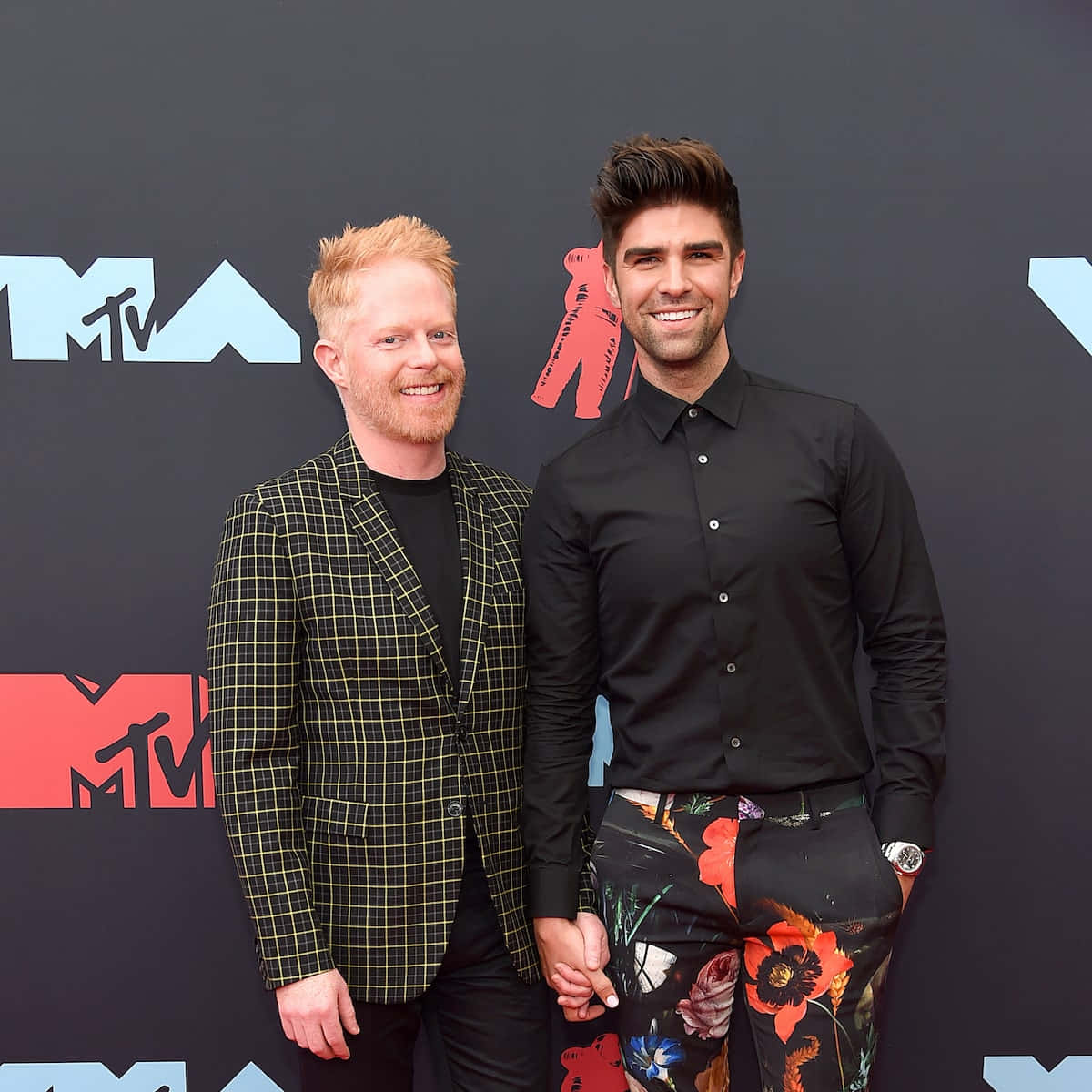 Jesse Tyler Ferguson, yellow grid blazer, floral pants, SD Desktop Wallpaper