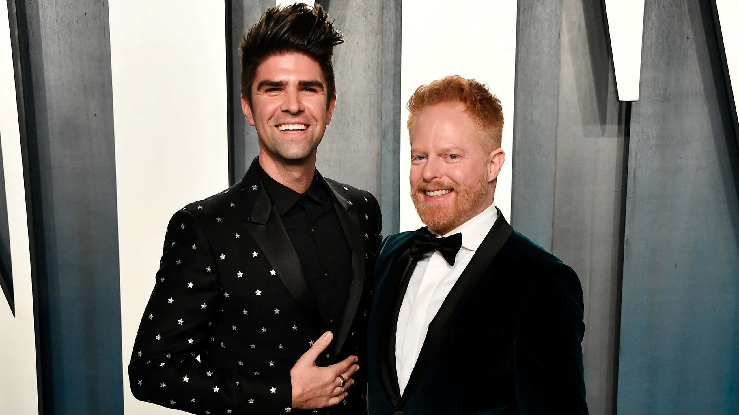 Jesse Tyler Ferguson, formal suits, sleek gray and white striped backdrop, 2K Desktop Wallpaper