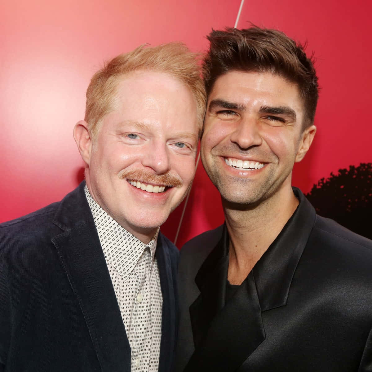Jesse Tyler Ferguson, vibrant red backdrop, event, SD Desktop Wallpaper
